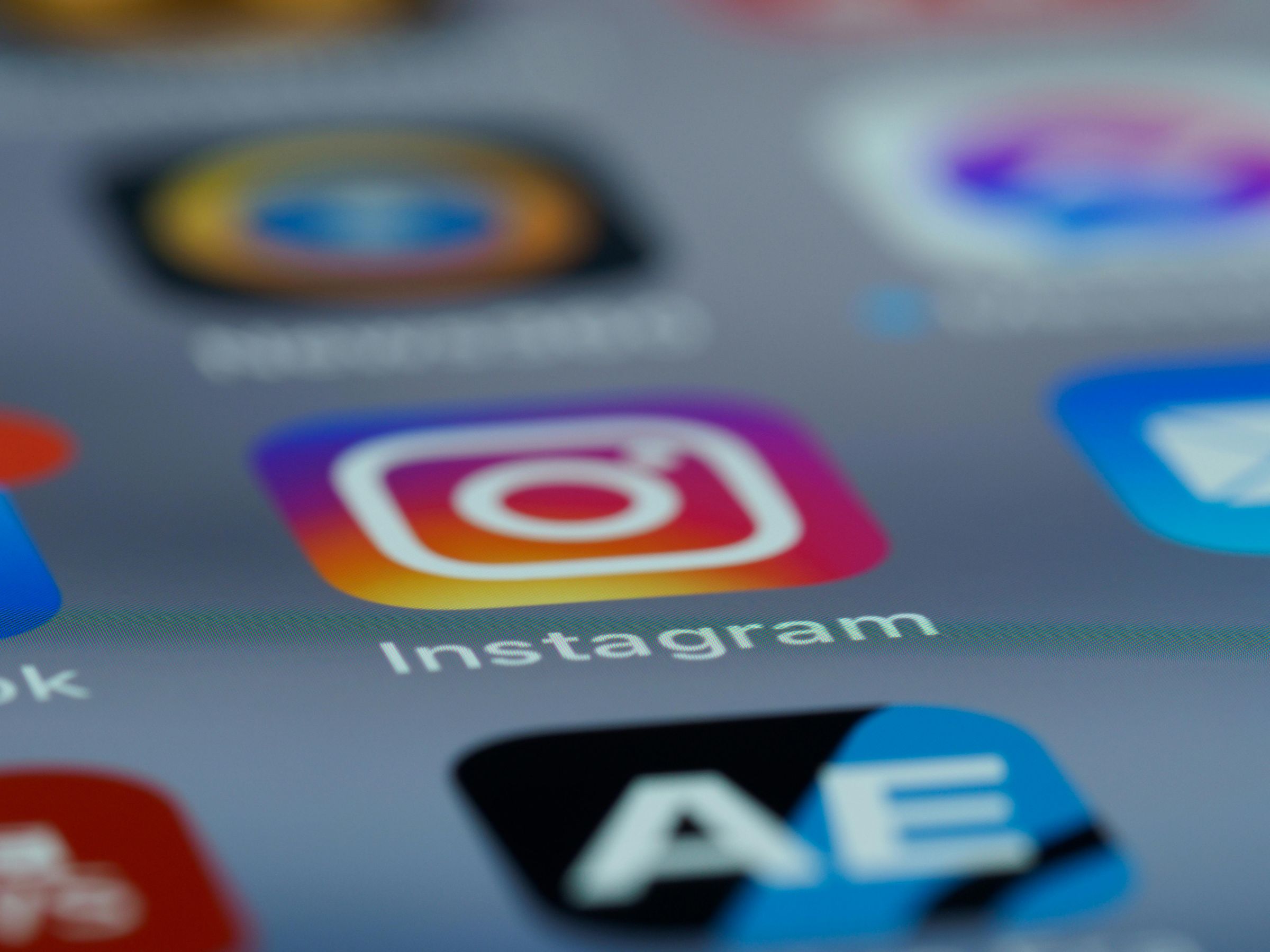 Instagram近期推出新功能，使用者可以將公開帳號的限時動態分享至自己的限時動態。（翻攝自pexels）