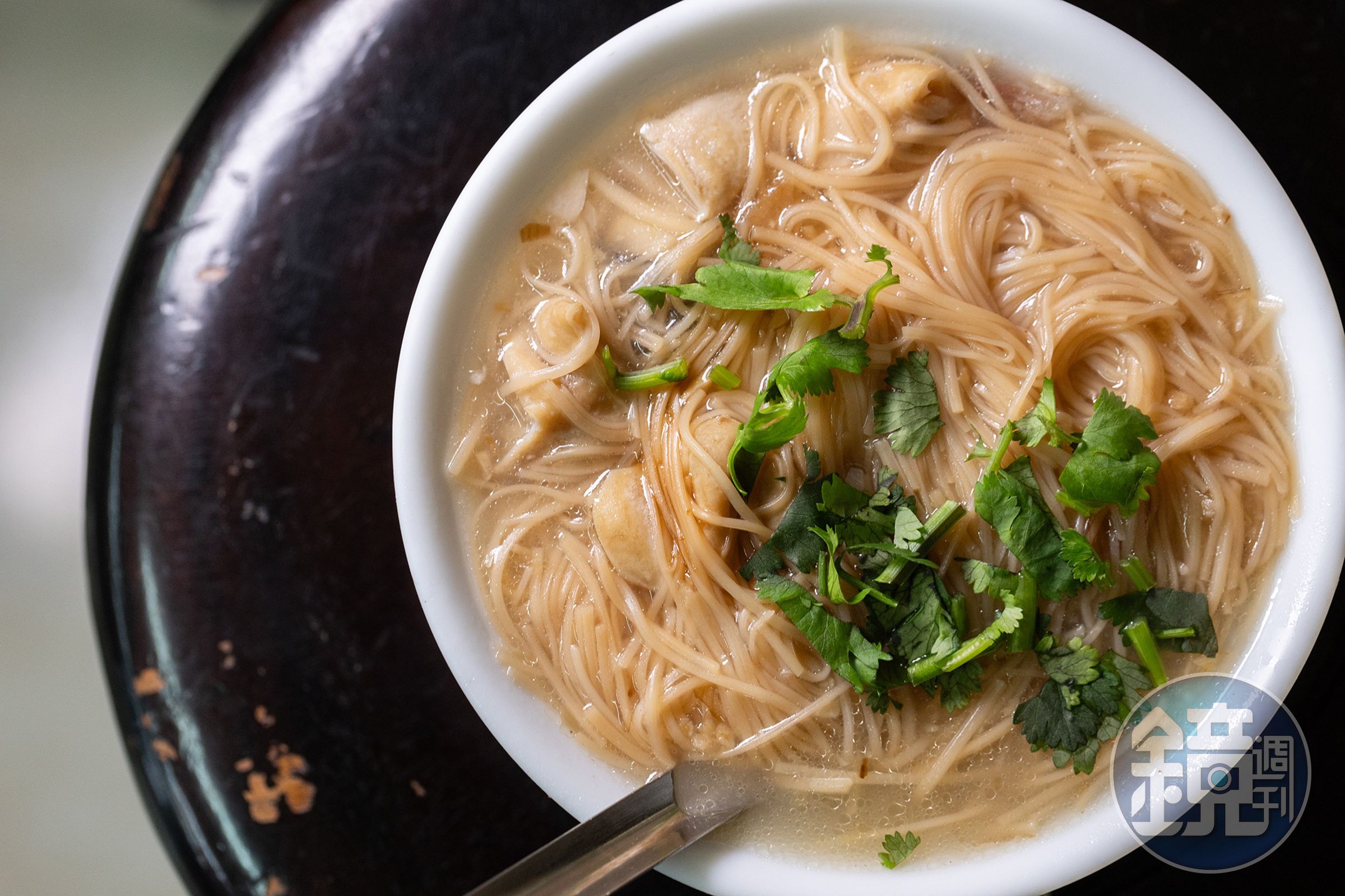 荳蘭橋的「蚵仔大腸麵線」，蚵仔飽滿、大腸肥美，也是必吃的招牌菜色。（50元／份）