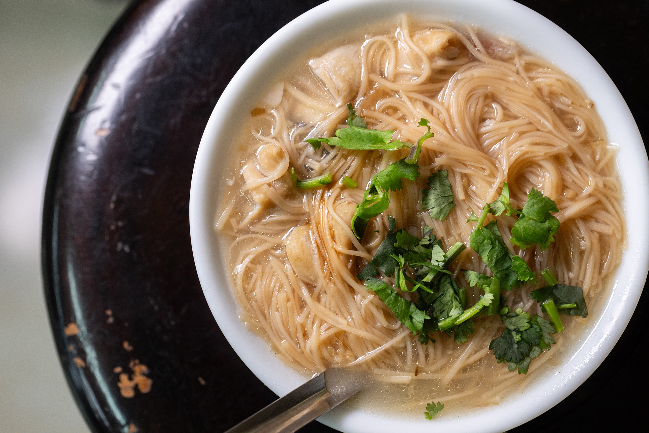 荳蘭橋的「蚵仔大腸麵線」,蚵仔飽滿、大腸肥美,也是必吃的招牌菜色。(50元/份)