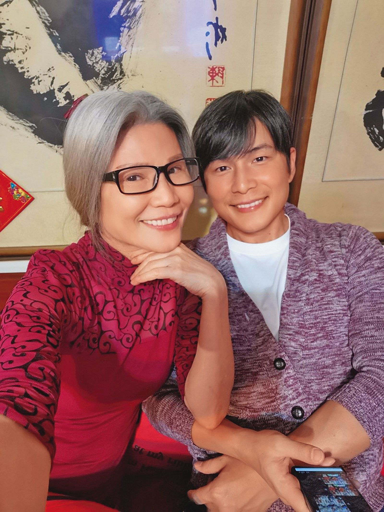 孫協志母親（左）未出席兒子婚禮引發揣測。（翻攝自孫協志臉書）