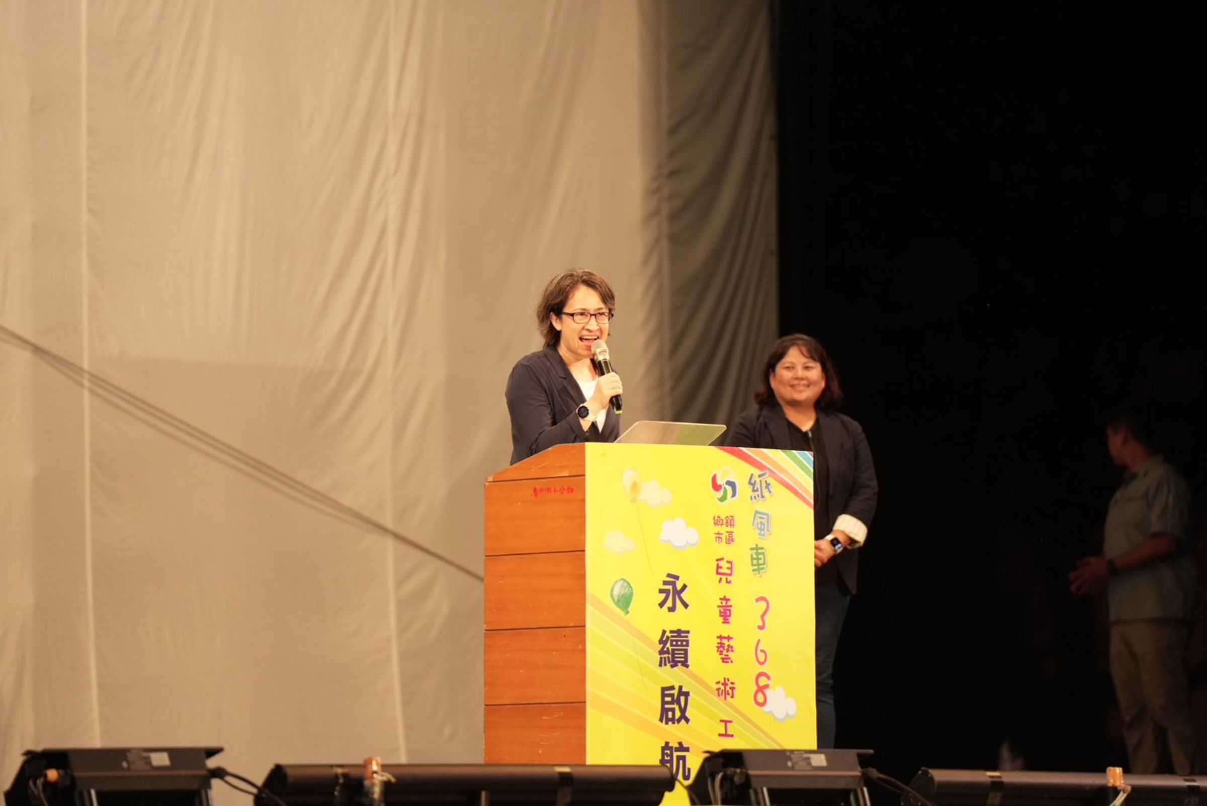 蕭美琴副總統於花蓮期間擔任立委時創立花蓮縣美琴之友協會，這次花蓮縣最終兩場兒童藝術工程演出即由協會與各界熱心人士贊助演出經費。（紙風車文教基金會提供）