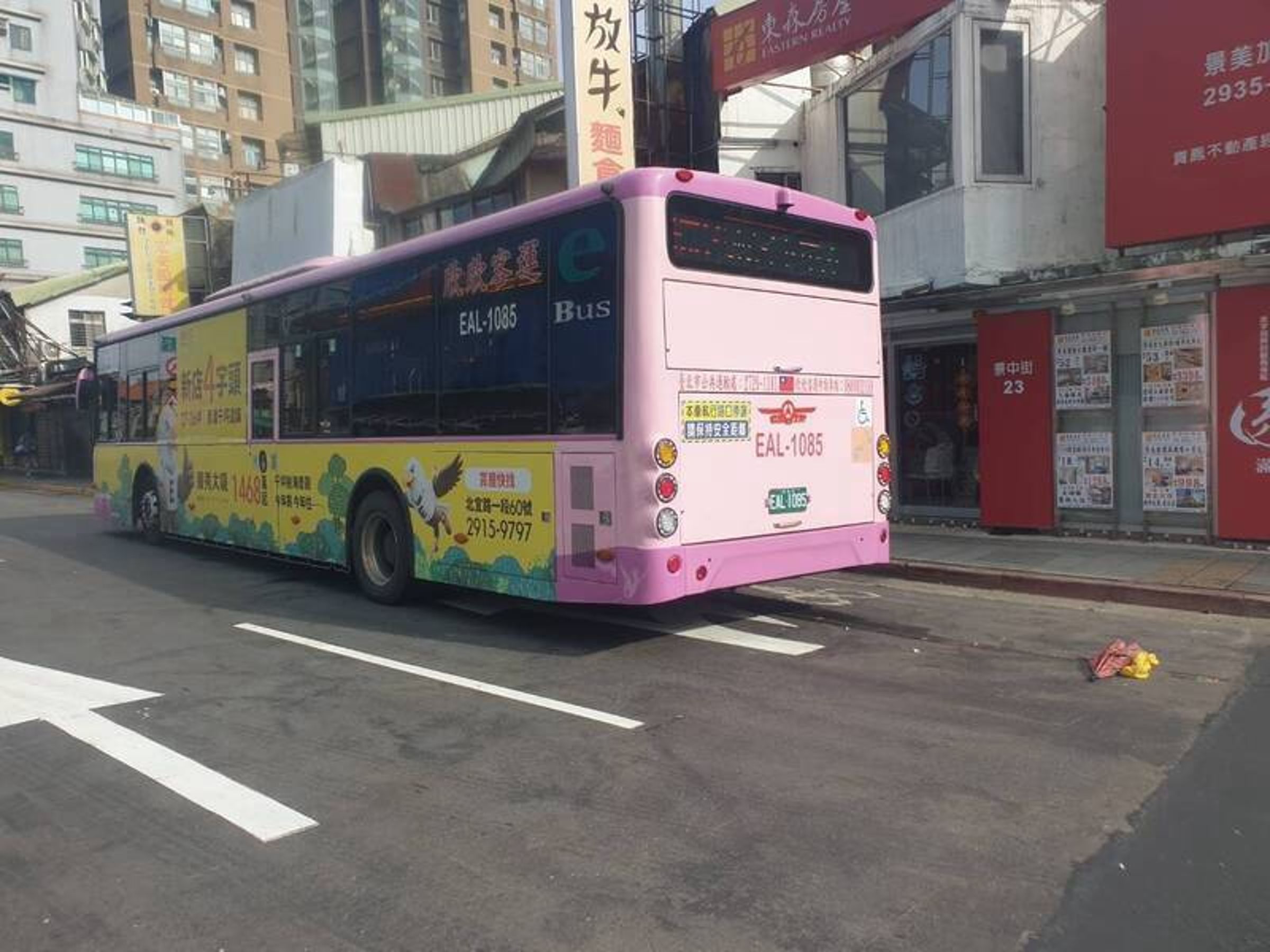 台北市文山區一名83歲老婦人遭公車輾斃。（翻攝畫面）