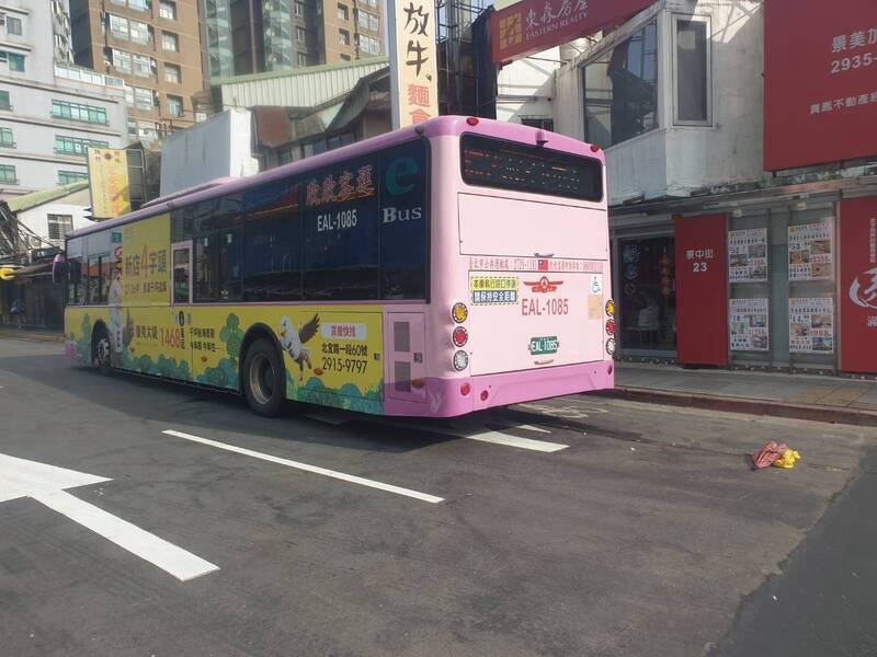 台北市文山區一名83歲老婦人遭公車輾斃。(翻攝畫面)