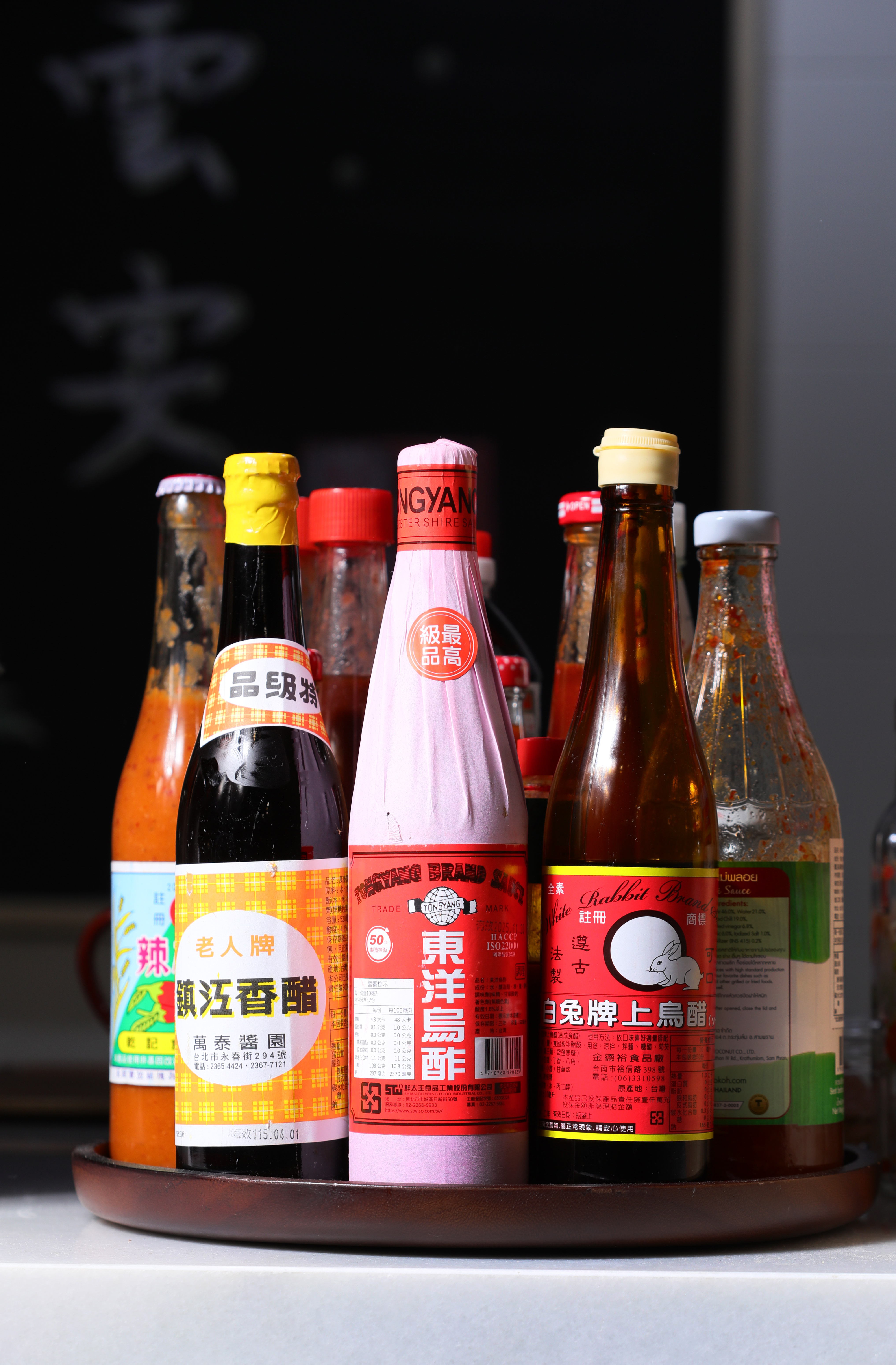 醬料盤有來自台灣各地的香醋、辣椒醬，供客人取用配餐。