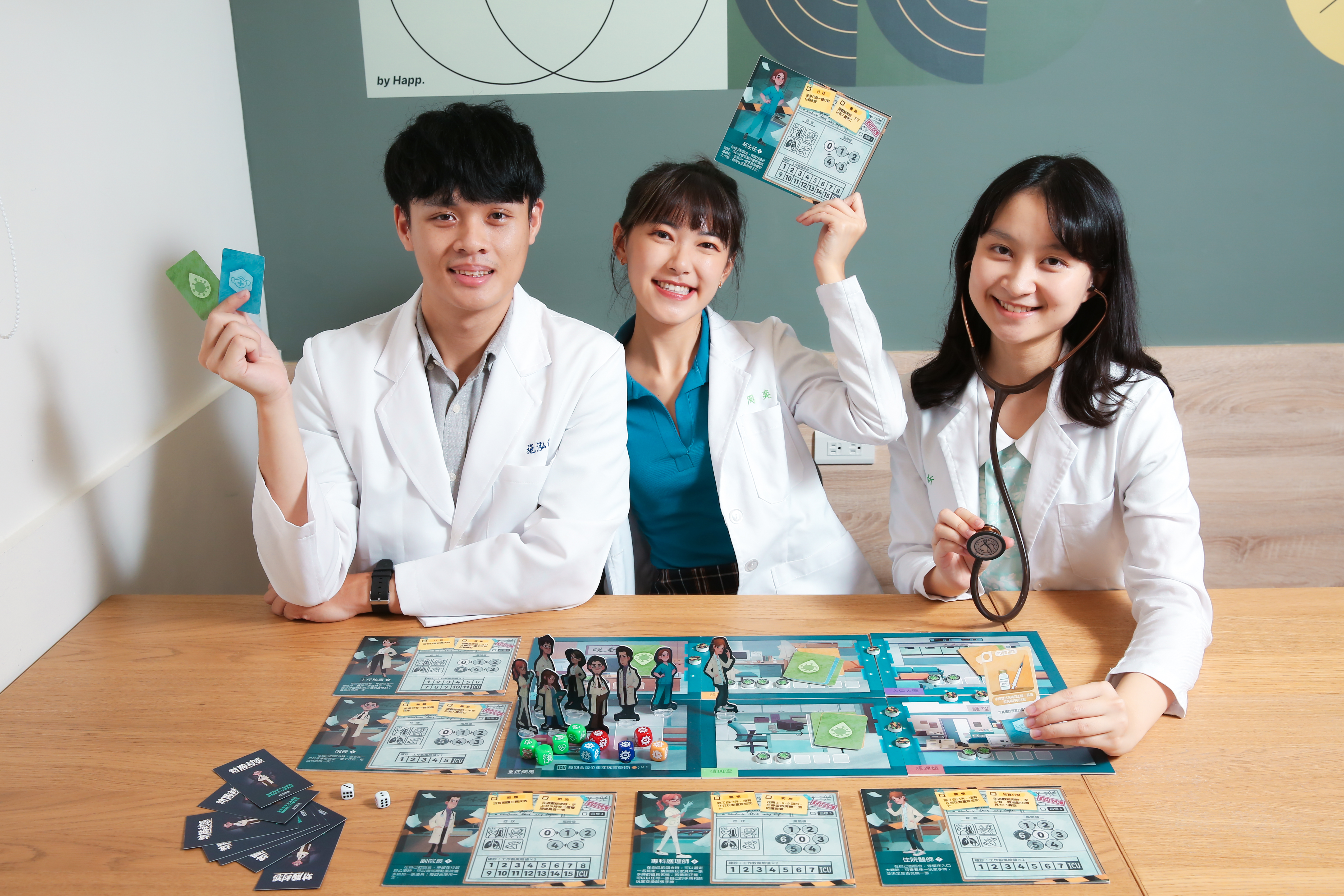 醫起玩工作室施泓誠（左起）、周奕伶、陳姸妡等人共同打造《封願。封怨》，希望讓大眾同理醫療抉擇的兩難。