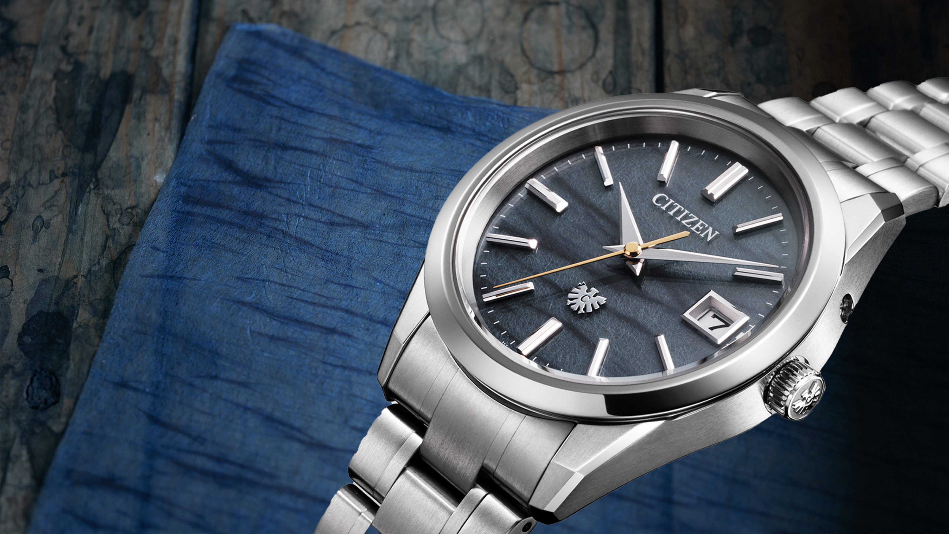 CITIZEN將通常是使用在布料上的藍染用於和紙上是很大的挑戰，運用「柱紮式」的絞染工藝，讓和紙產生皺褶與坑紋，因此每個面盤的紋理都獨一無二，搭配超級鈦™錶殼以及年誤差±5秒的A060光動能機芯，是非常能展現CITIZEN特色的脈絡延續。定價NT$144,000。
