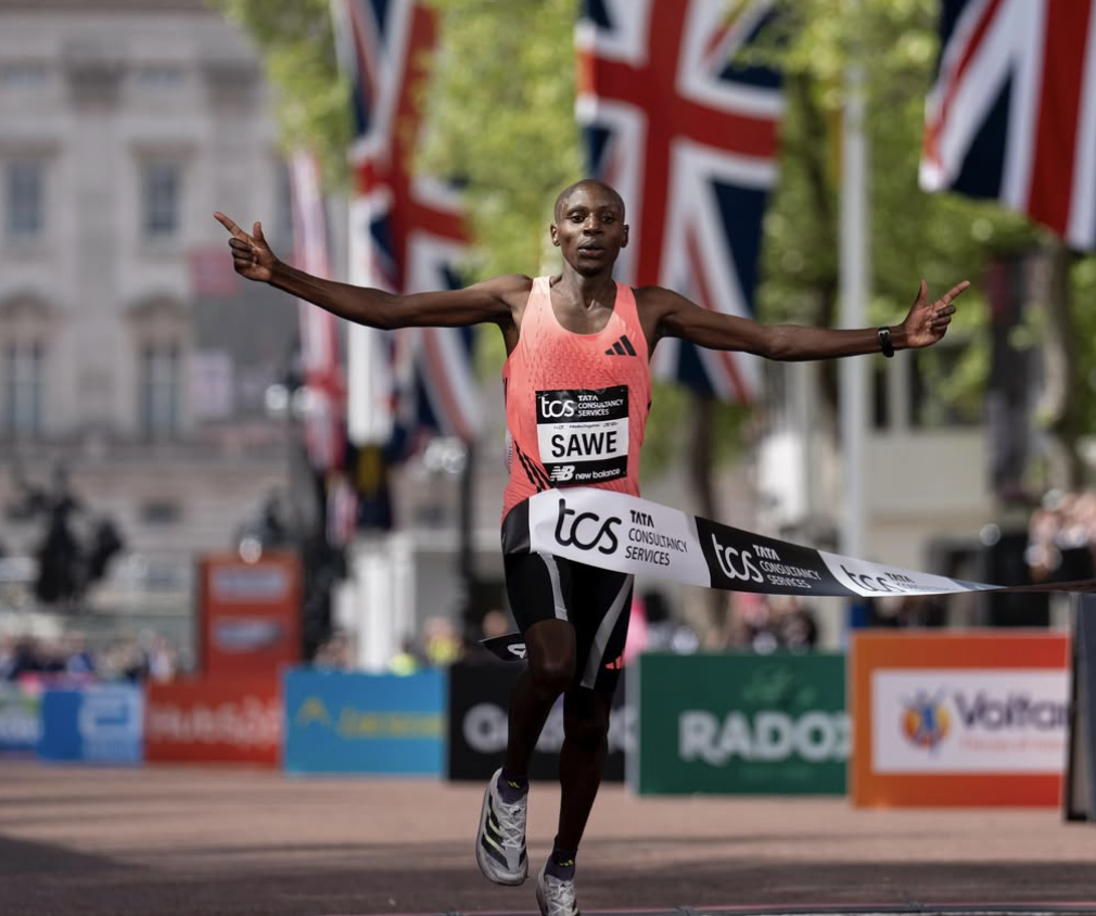 肯亞名將塞維在2026倫敦馬拉松跑出1:59:30，正式打破人類無法在正式賽事跑進2小時內的魔咒。（翻攝自IG＠sabastiansawe）