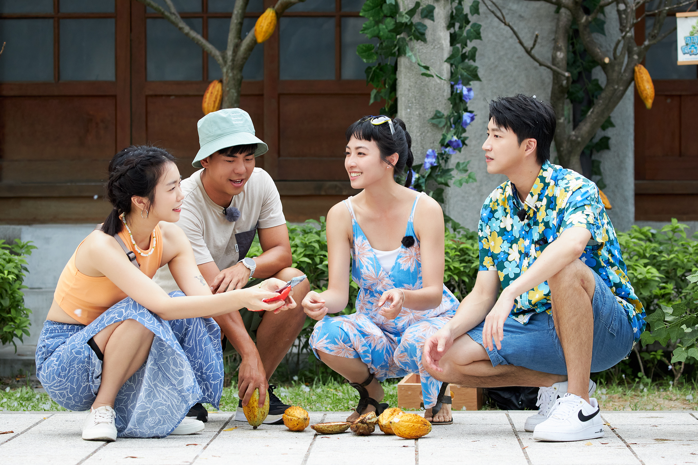 大霈（左起）、柯有倫、黃湘婷、江宏傑錄製實境節目。（LINE TV提供）