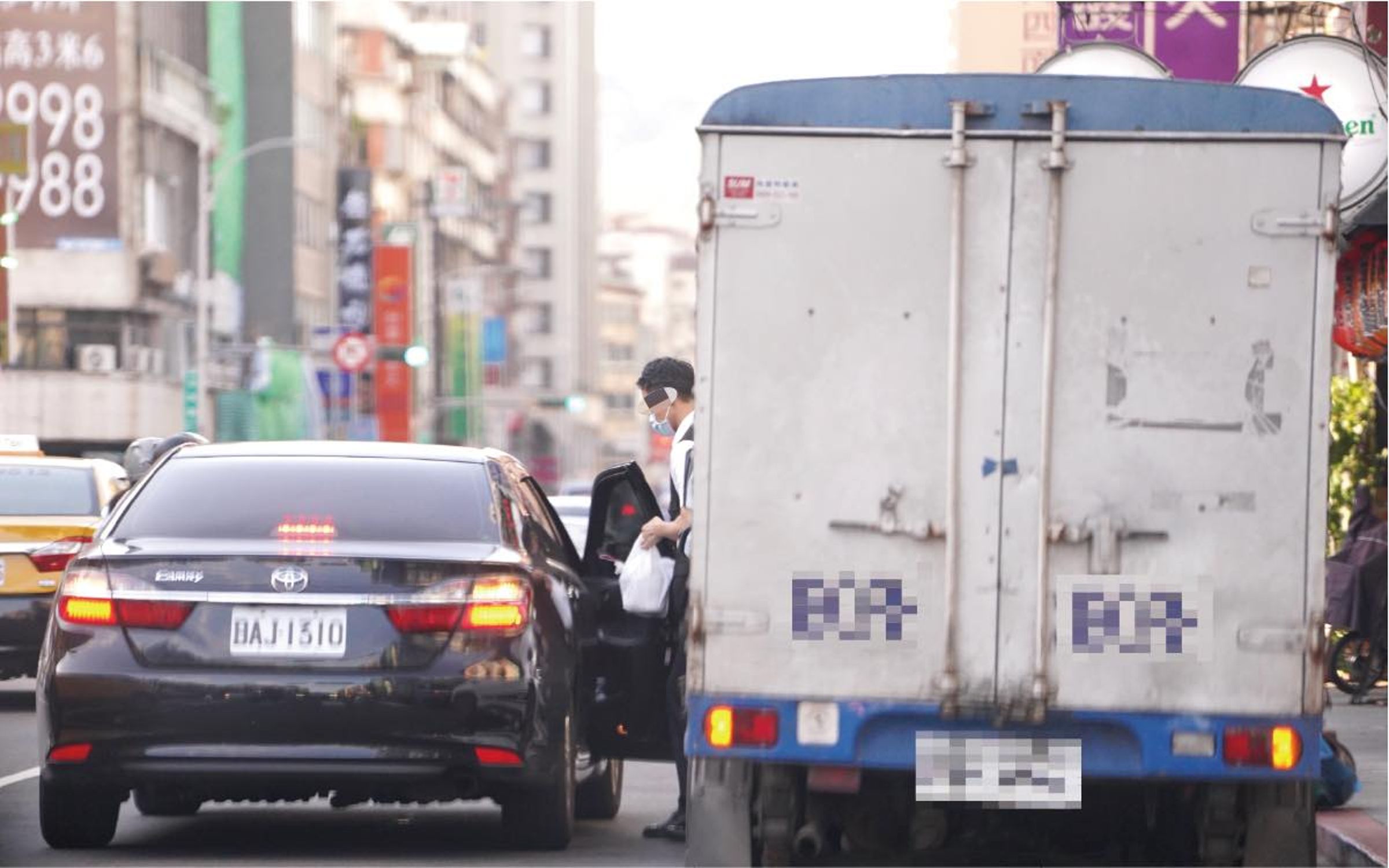 張斯綱指李進勇公務車臨停、拿餐、上車,一氣呵成。(翻攝張斯綱臉書)