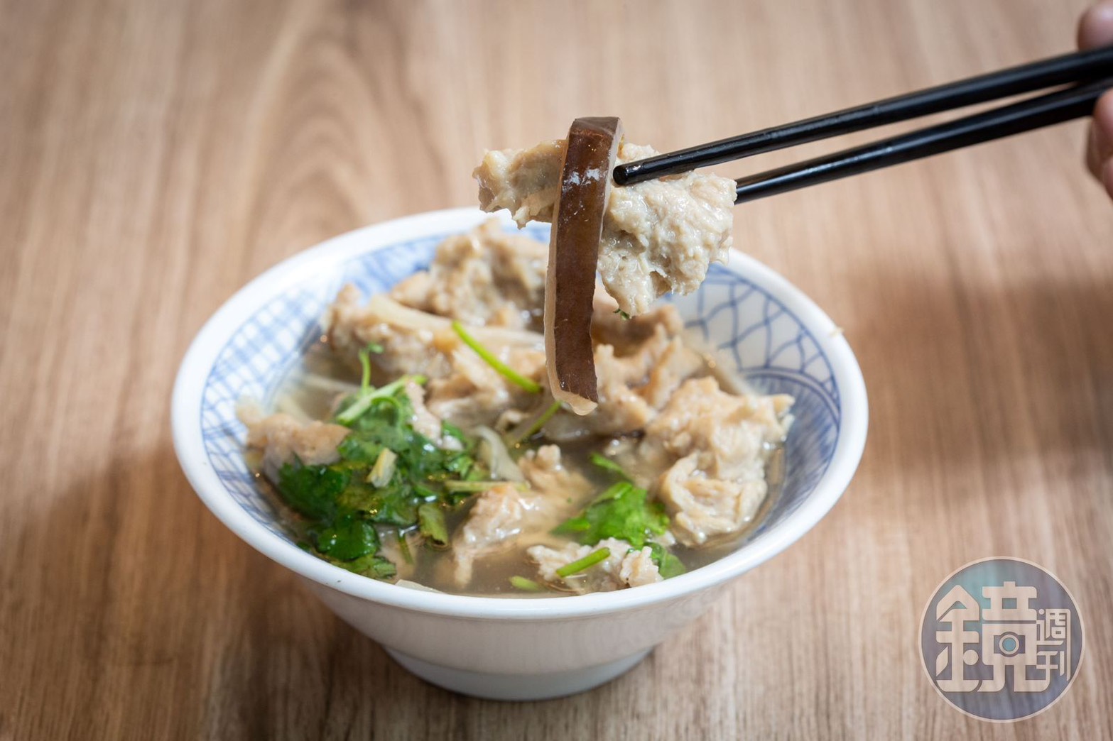裴社長特別喜歡基隆「金茶壺八寶冬粉」的魚翅肉羹，魚皮的滑嫩與膠質感，與鮮甜湯頭相輔相成，讓肉羹湯更添風味。（鏡週刊提供）