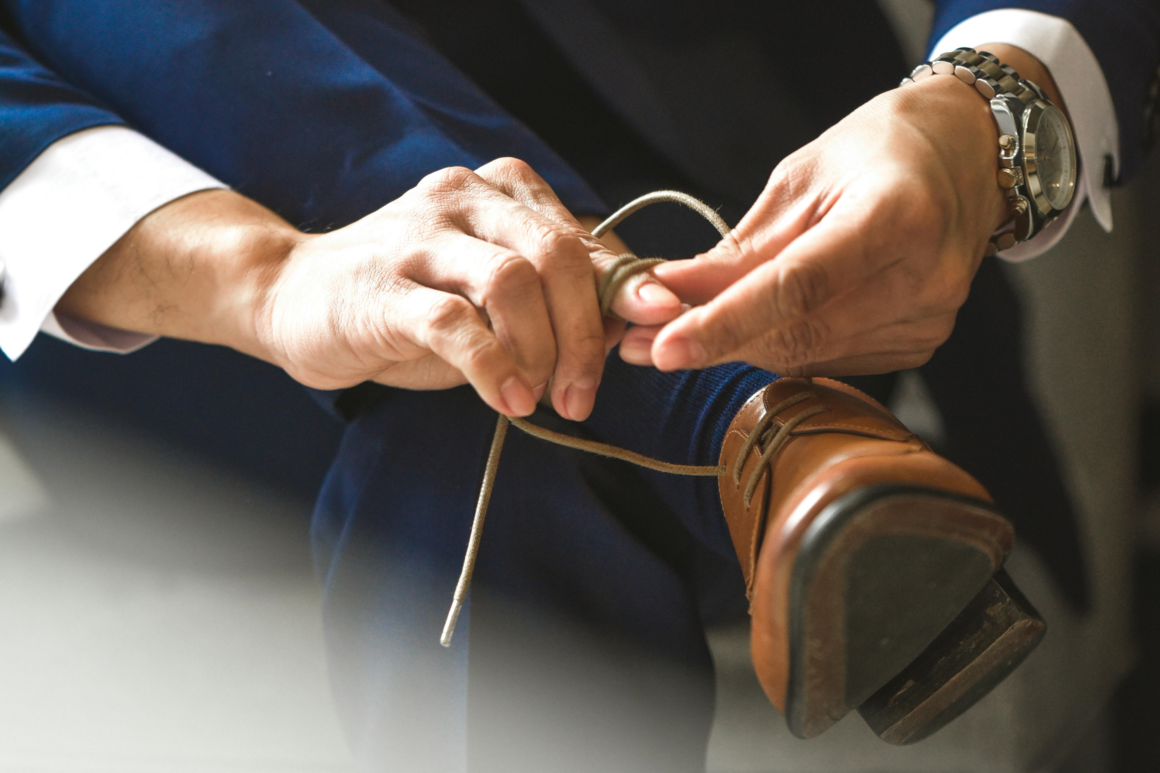 韓國江原道洪川1名銀行員工將現鈔藏在襪子等衣物中帶出。（pexels提供）