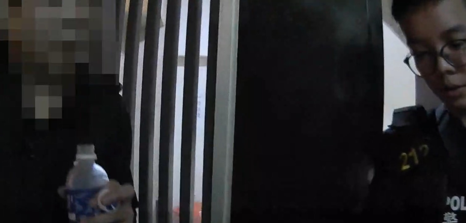 游男（左）假借半套性交易上門強盜越南籍女子，後遭警方當場逮捕。（翻攝畫面）