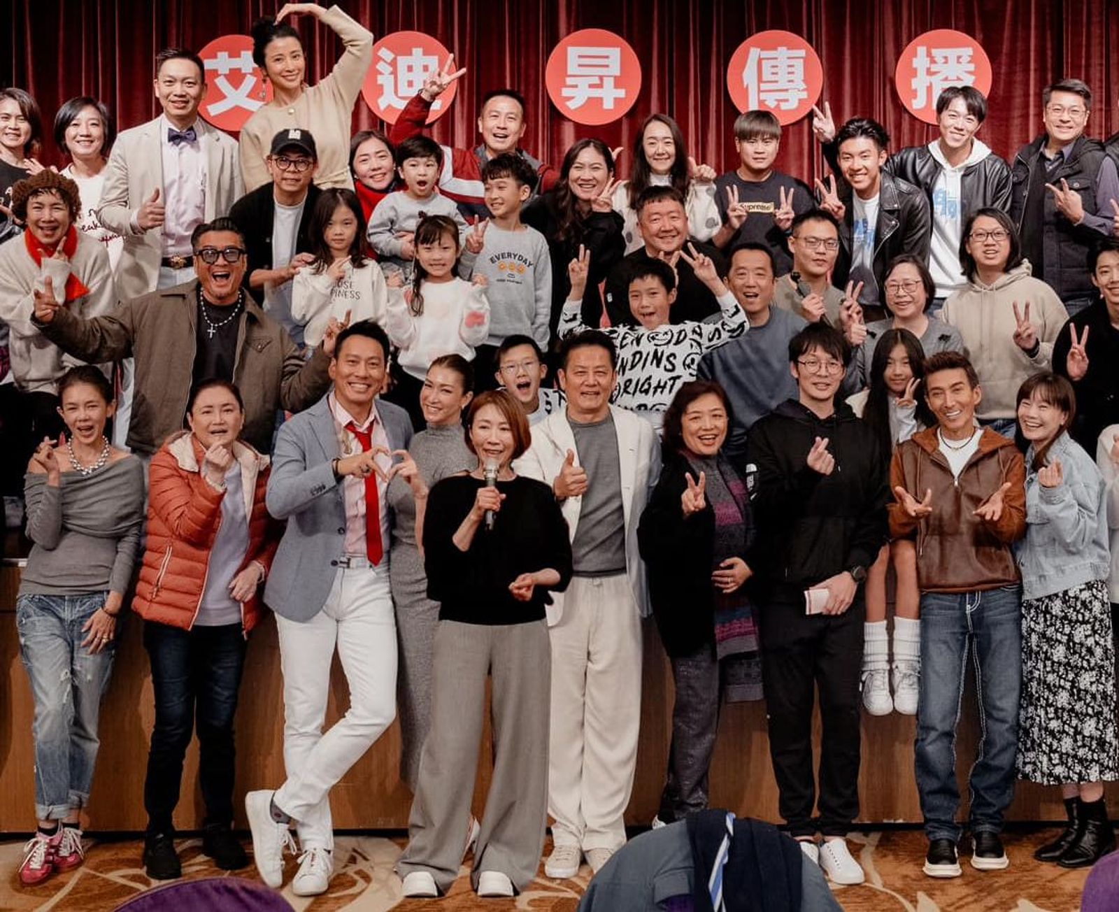 孫興年初還和林美貞雙雙出席經紀公司春酒。(翻攝臉書)