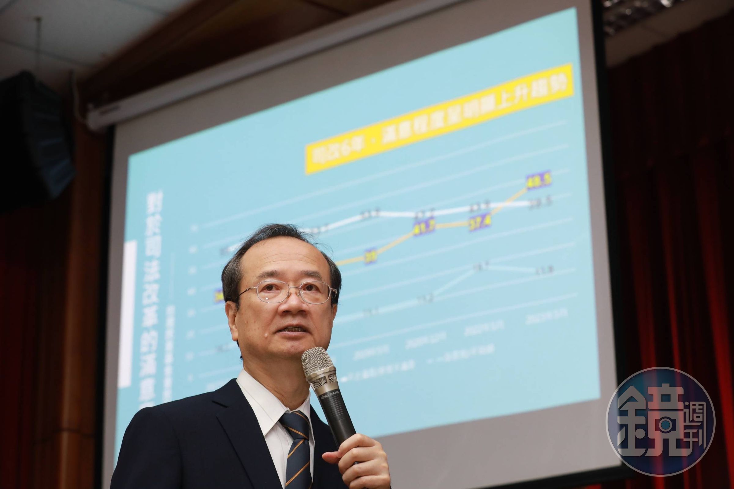 司法院長許宗力發出給法官的一封信,表示對士林地院法官墜樓身亡震驚、心痛和哀傷,更提到讓法官及同仁們長期在高壓、過勞環境中工作,司法行政團隊難辭其咎。