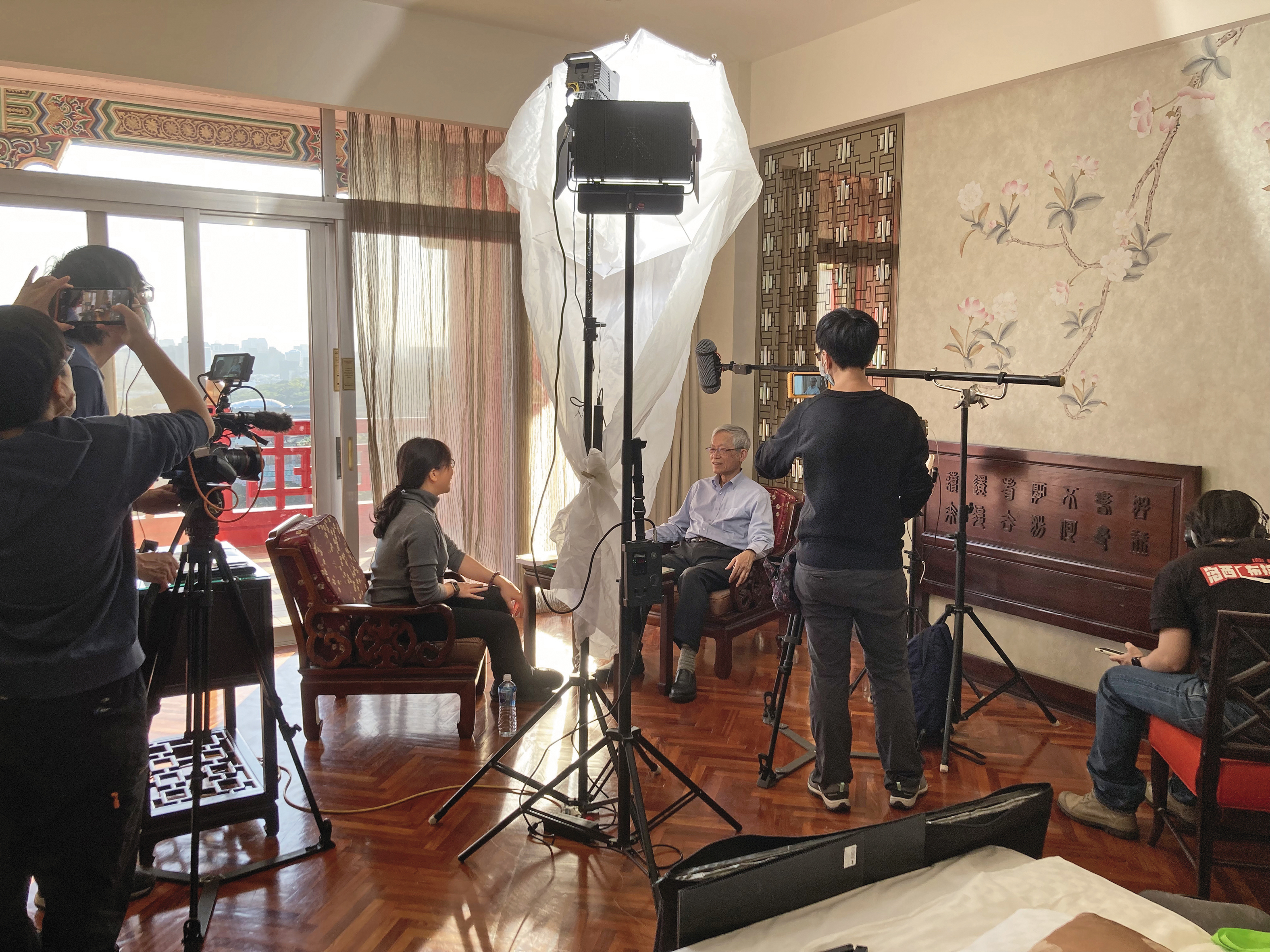 導演蕭菊貞（右四）於潘文淵寫推動半導體產業計畫的圓山飯店508號房採訪前工研院院長史欽泰（右三）。（牽猴子提供）