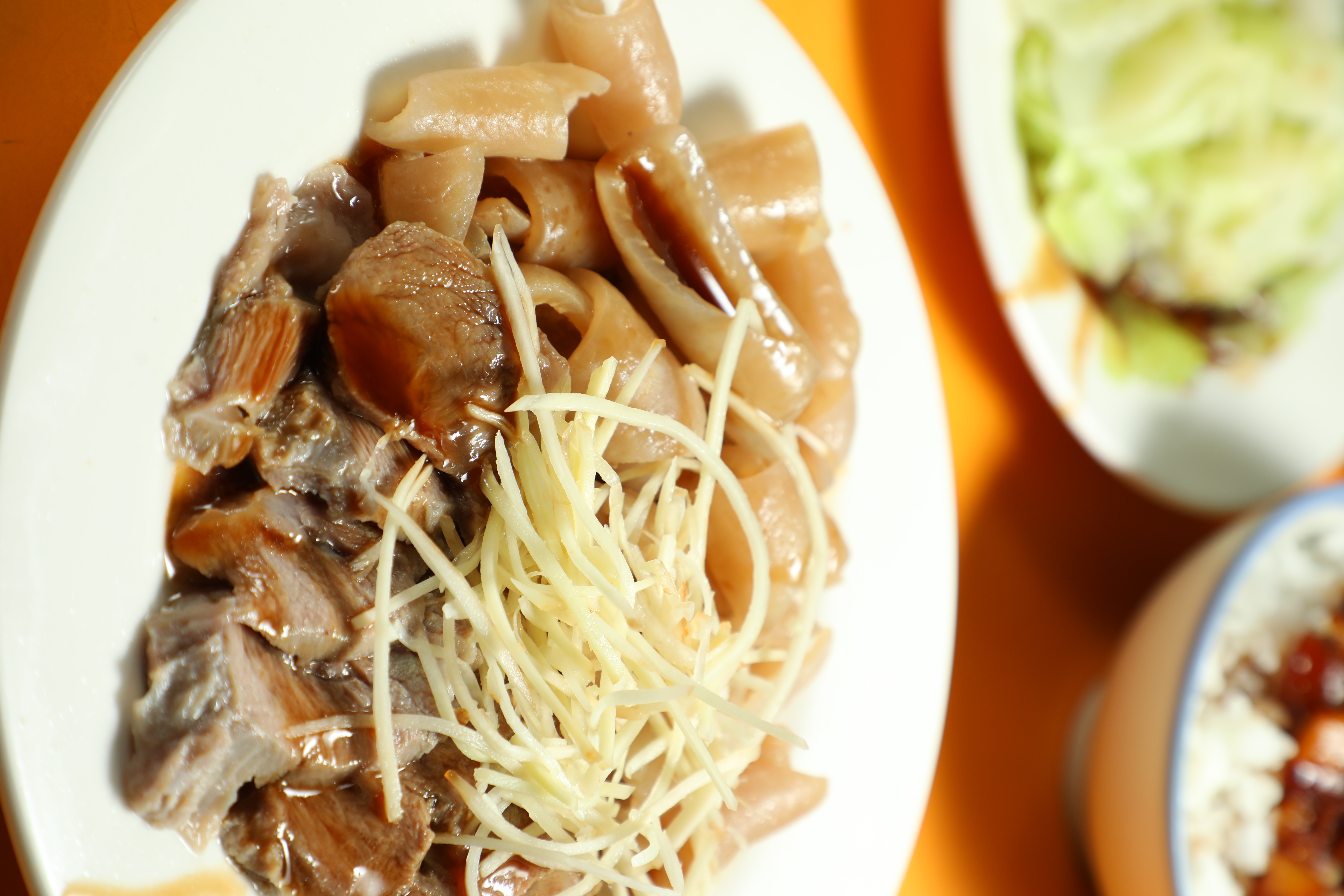 「嘴邊肉」(右,60元/份)和「豬皮」(左,40元/份)是很受歡迎的切料。