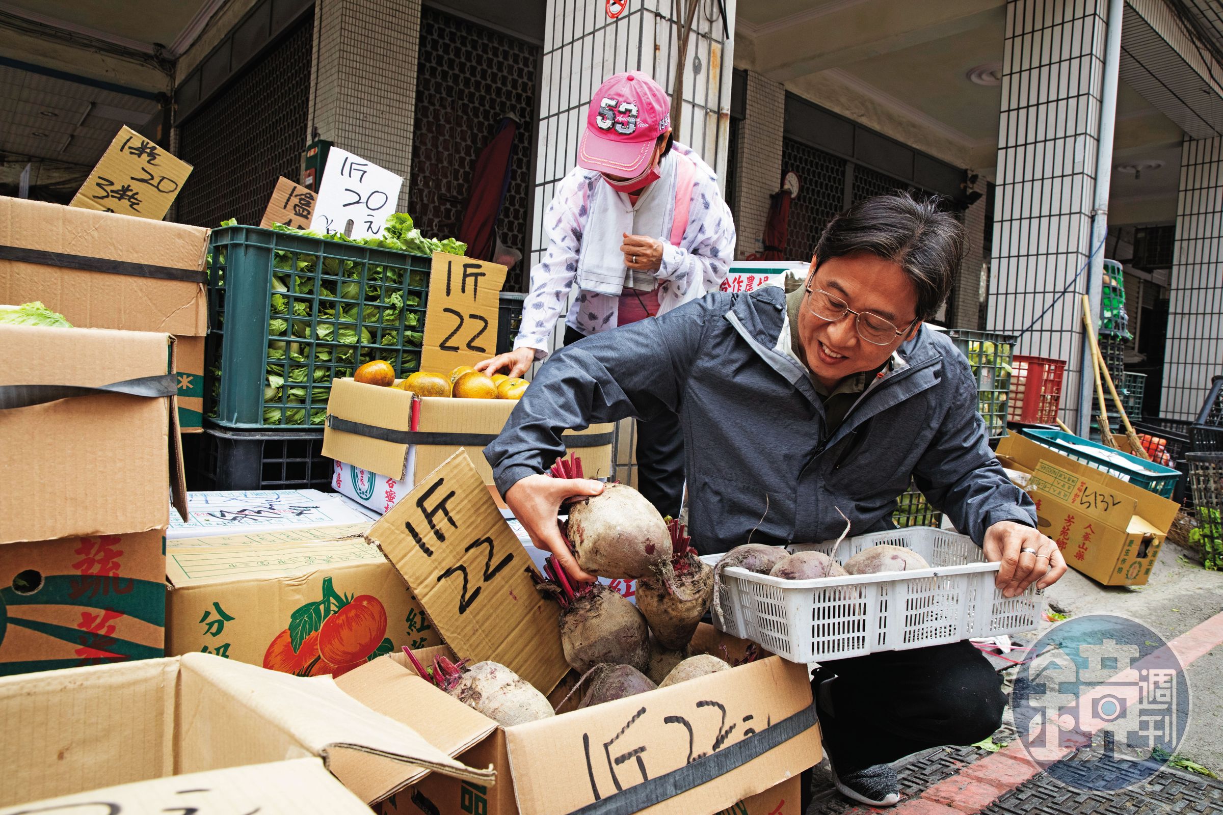 到市場一看到光滑紮實、鮮豔紅紫的甜菜根，林岳便微笑了起來，「這可是做烏克蘭菜的好材料啊！」