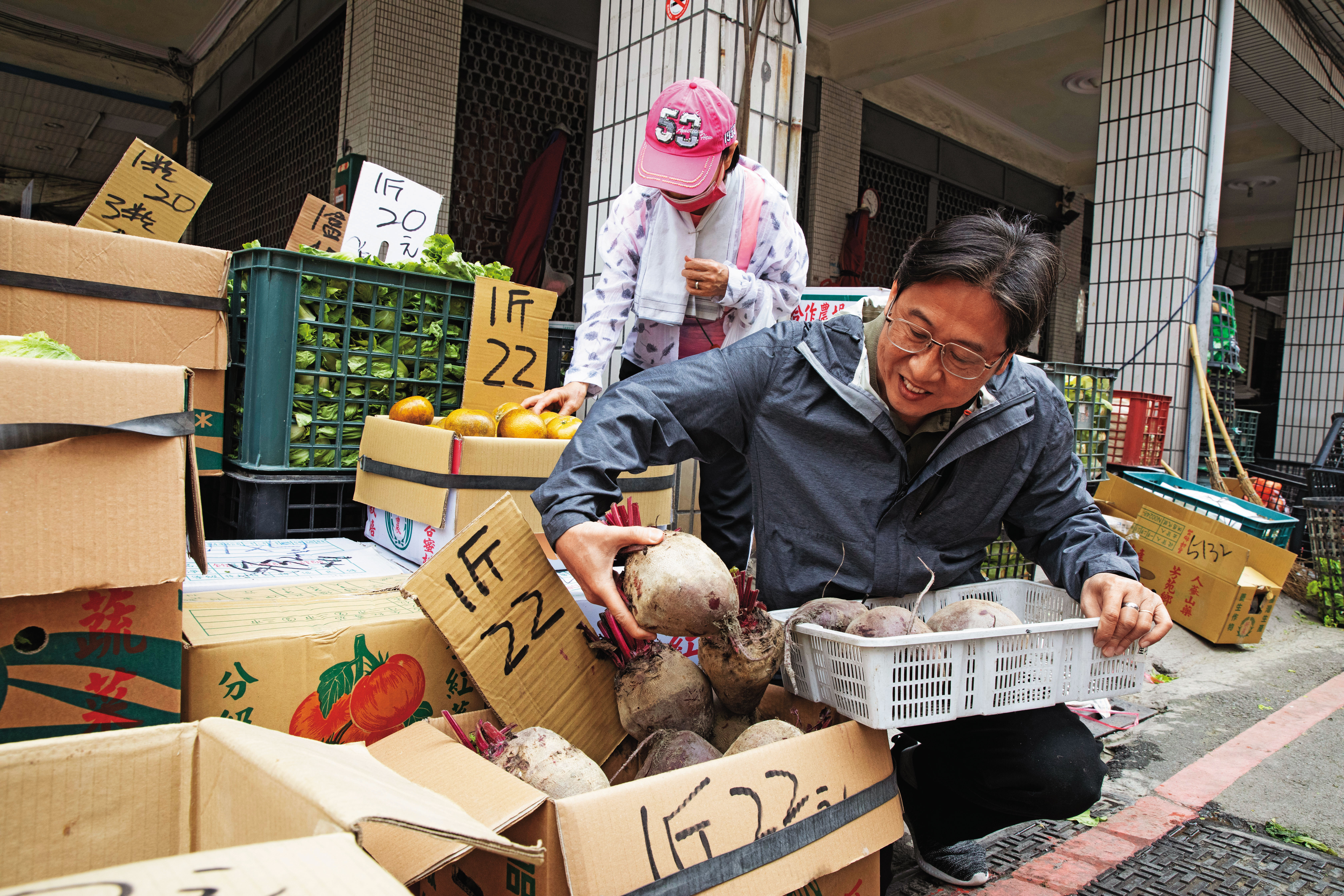 到市場一看到光滑紮實、鮮豔紅紫的甜菜根，林岳便微笑了起來，「這可是做烏克蘭菜的好材料啊！」