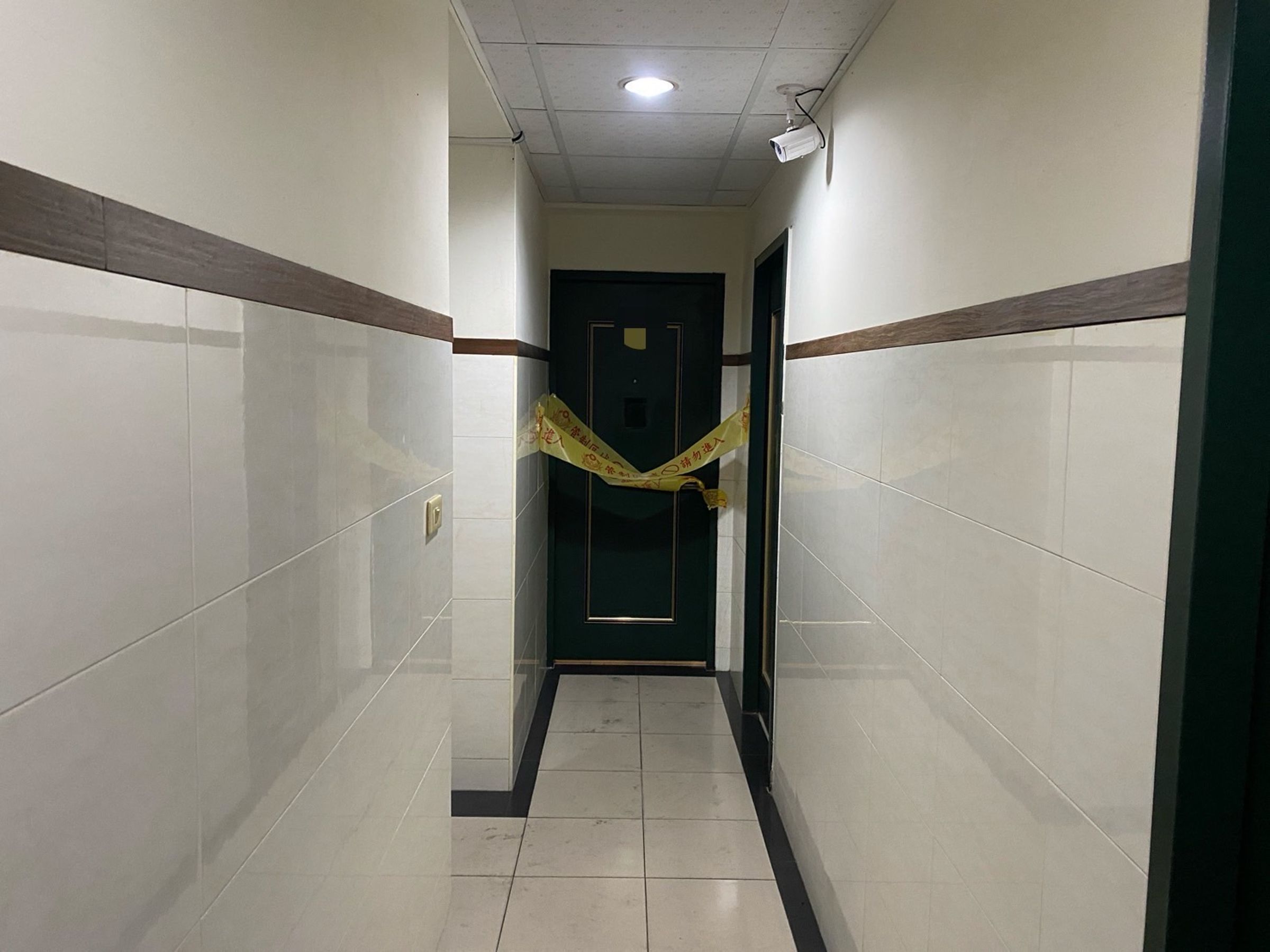 高雄市楠梓區發生一起毒品糾紛殺人案,凶手還在屋內留下血腳印。(讀者提供)