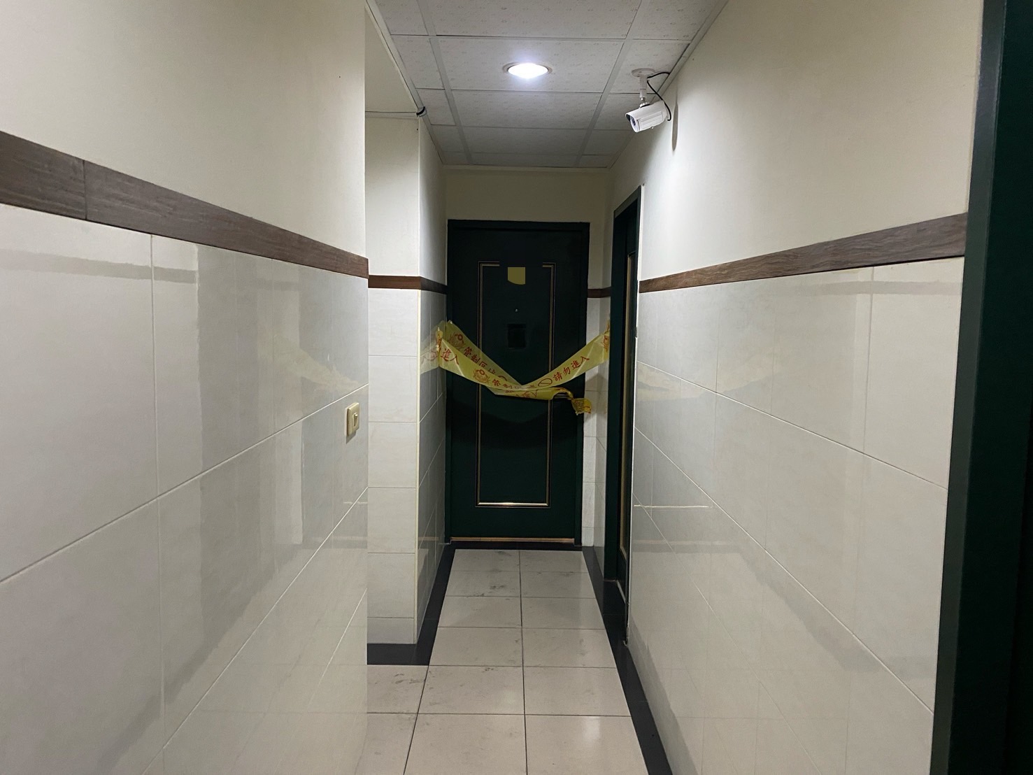 高雄市楠梓區發生一起毒品糾紛殺人案,凶手還在屋內留下血腳印。(讀者提供)