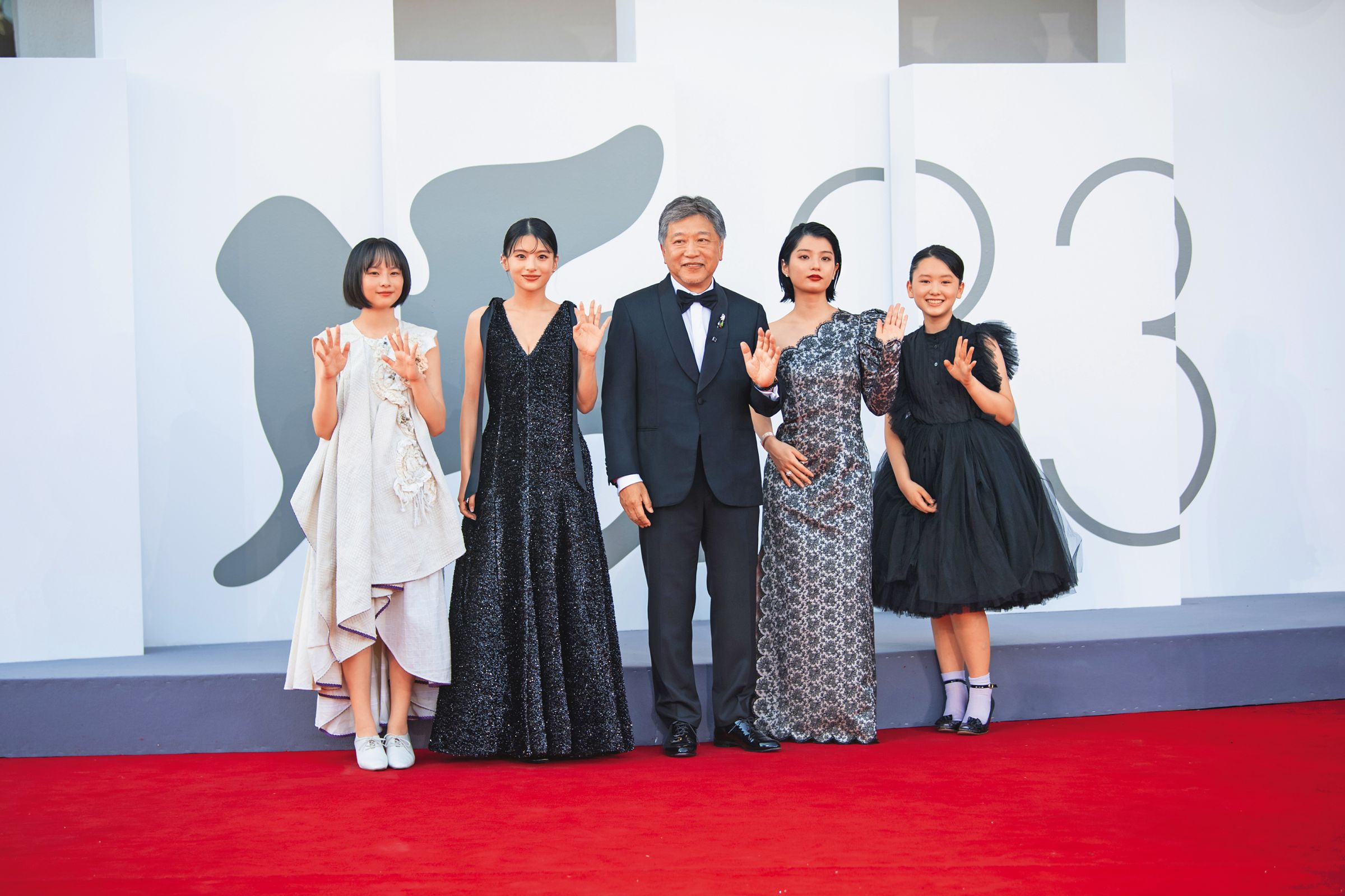 演員七瀨楓莉(左起)、出口夏希、導演是枝裕和、蒔田彩珠、岡田六花,9月為電影《驀然回首》現身威尼斯影展紅毯。(東方IC)