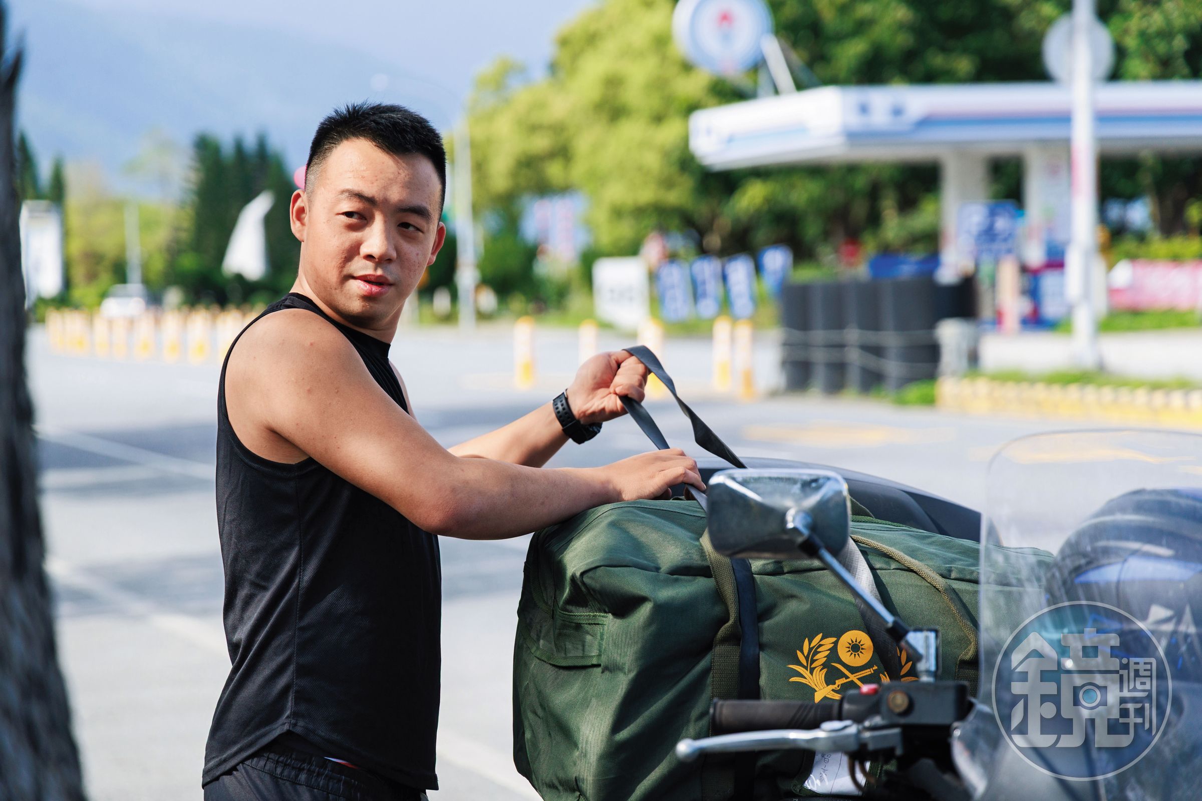 蔡智豪離營當天，將自己的黃埔大背包綁在摩托車後座，由於行李太大太重，得綁上繩索固定。