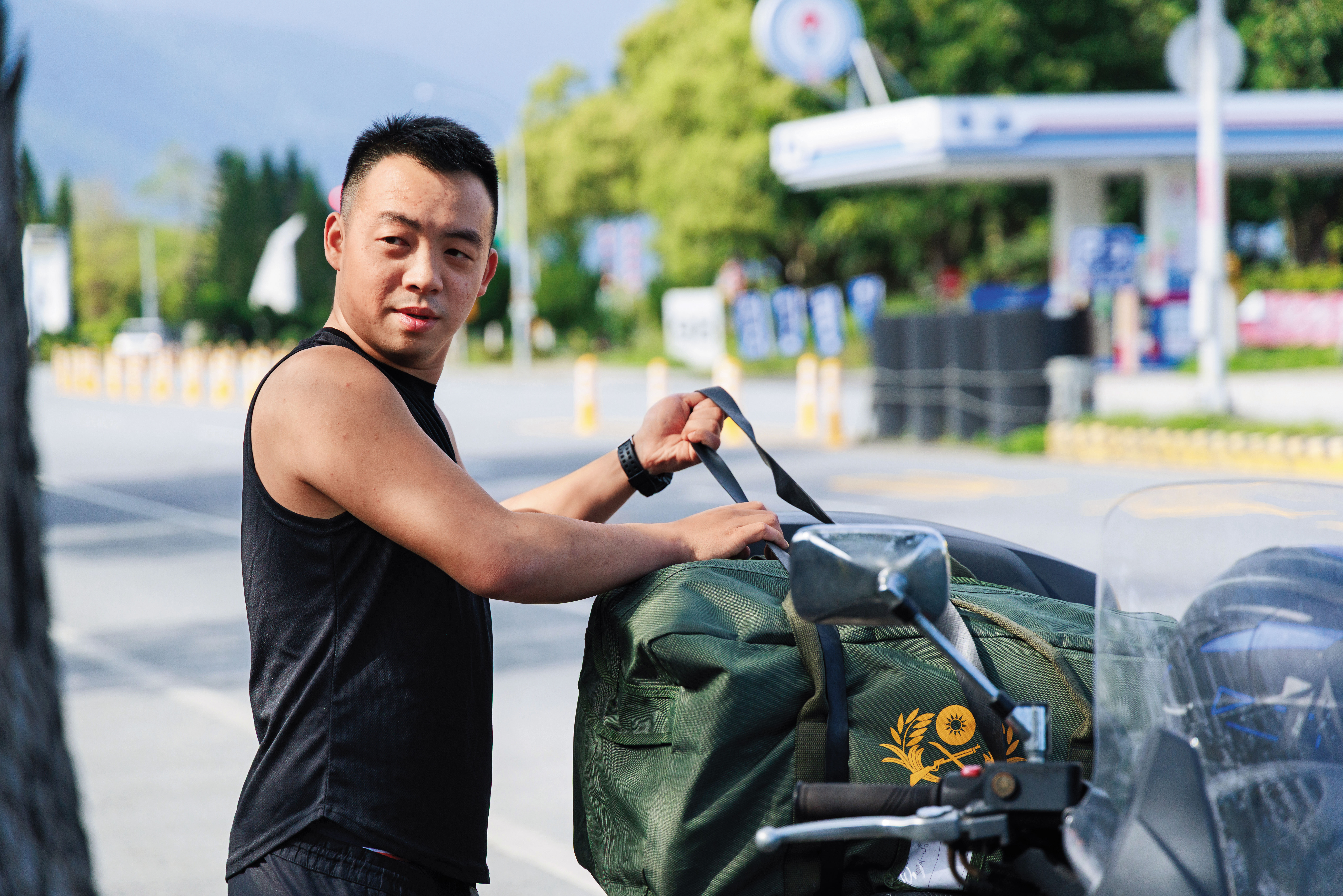 蔡智豪離營當天，將自己的黃埔大背包綁在摩托車後座，由於行李太大太重，得綁上繩索固定。