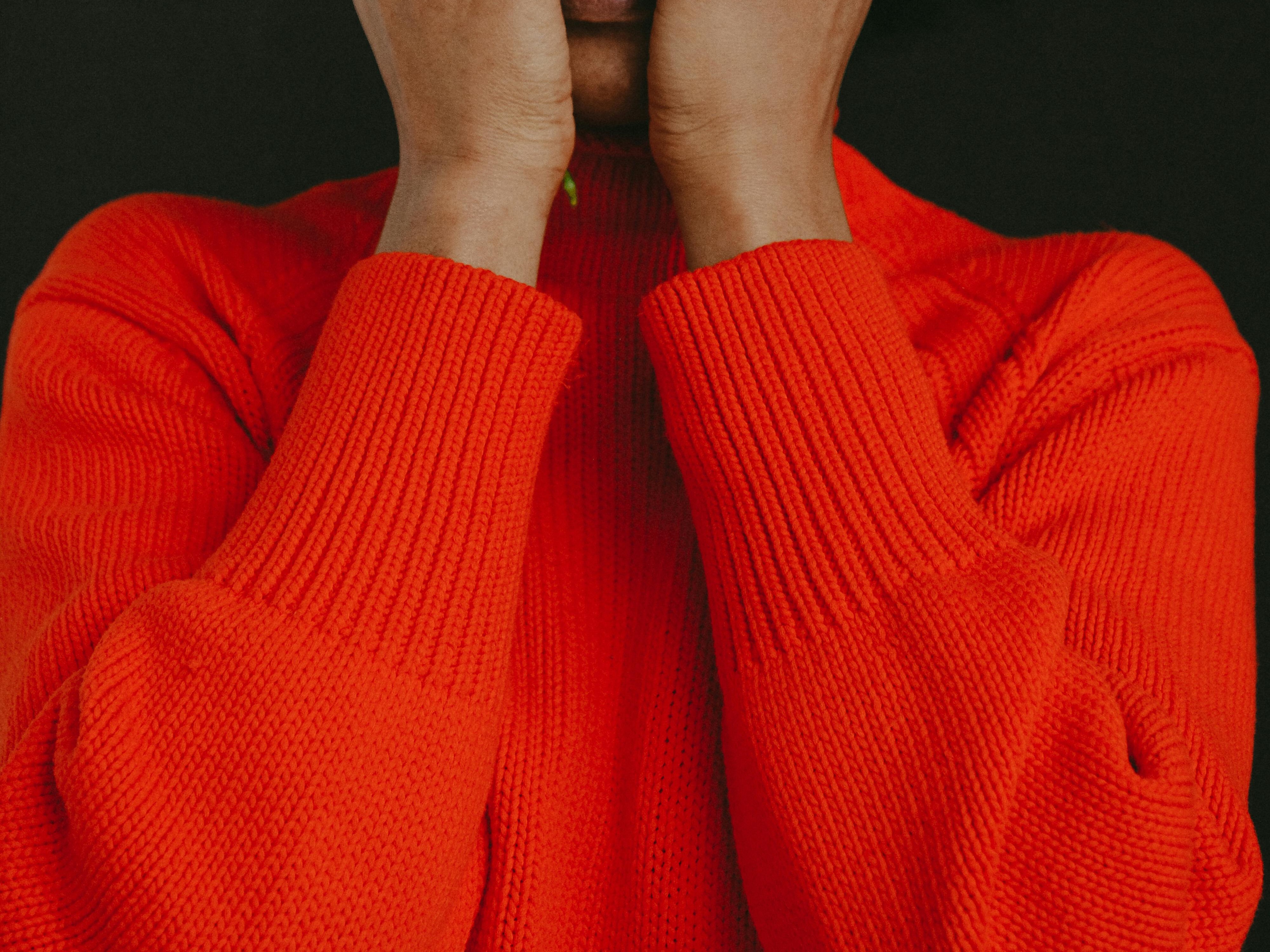 命理專家指出，馬年過年期間，屬馬、屬豬與屬鼠3生肖不宜穿大紅色。（翻攝自pexels）