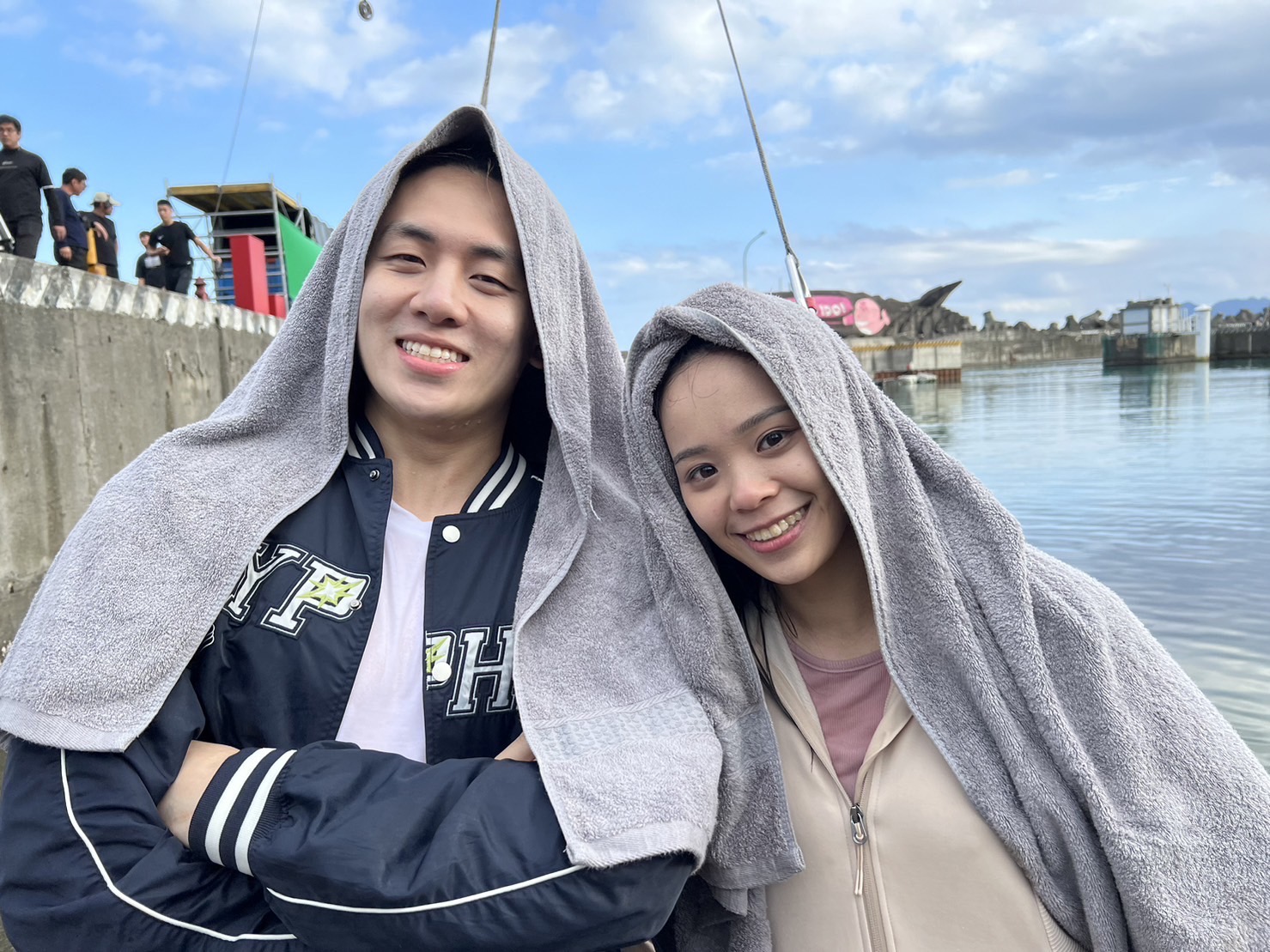 寶弟和胡子萱在低溫8度的天氣拍攝跳水劇情。(陳孝志提供)