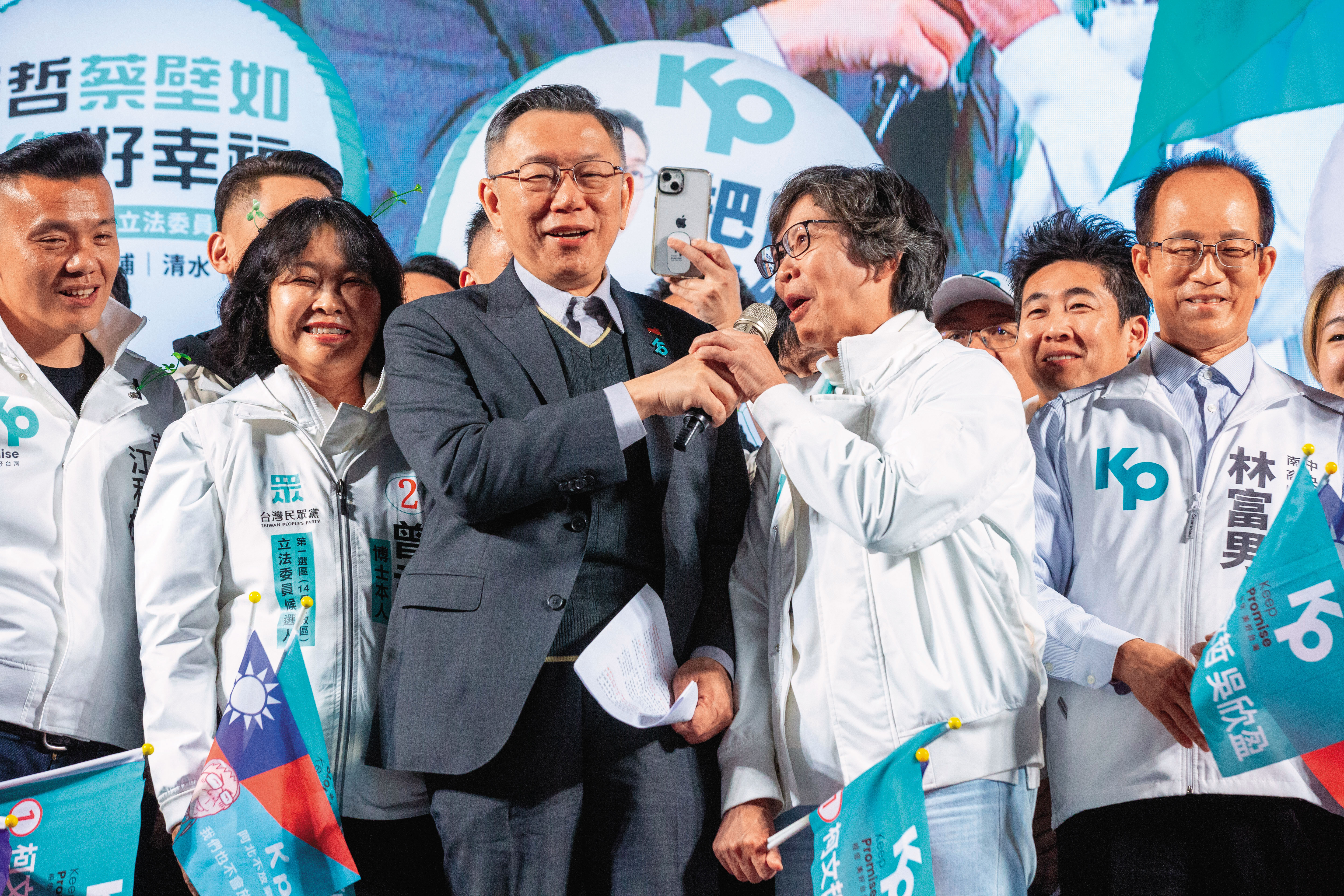 柯文哲研判不分區8席起跳、上看11席，區域立委也有機會一搏。圖為柯與台中第一選區候選人蔡壁如造勢畫面。