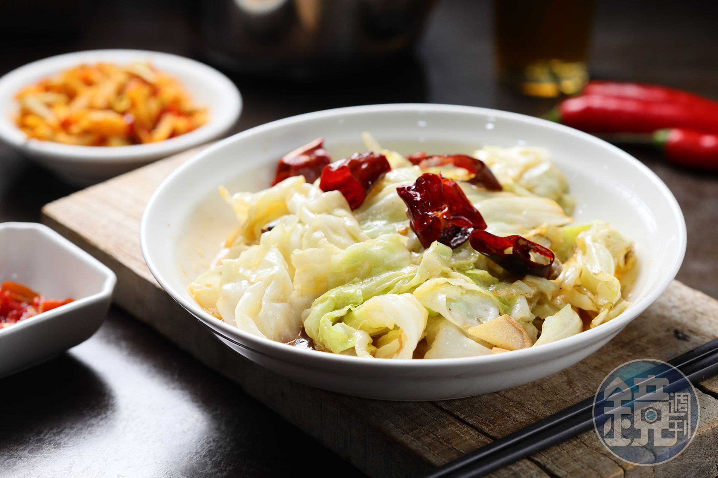將乾紅辣椒與高麗菜放入油鍋嗆炒的「手撕包菜」，也是頗受歡迎的家常菜。（200元／份）