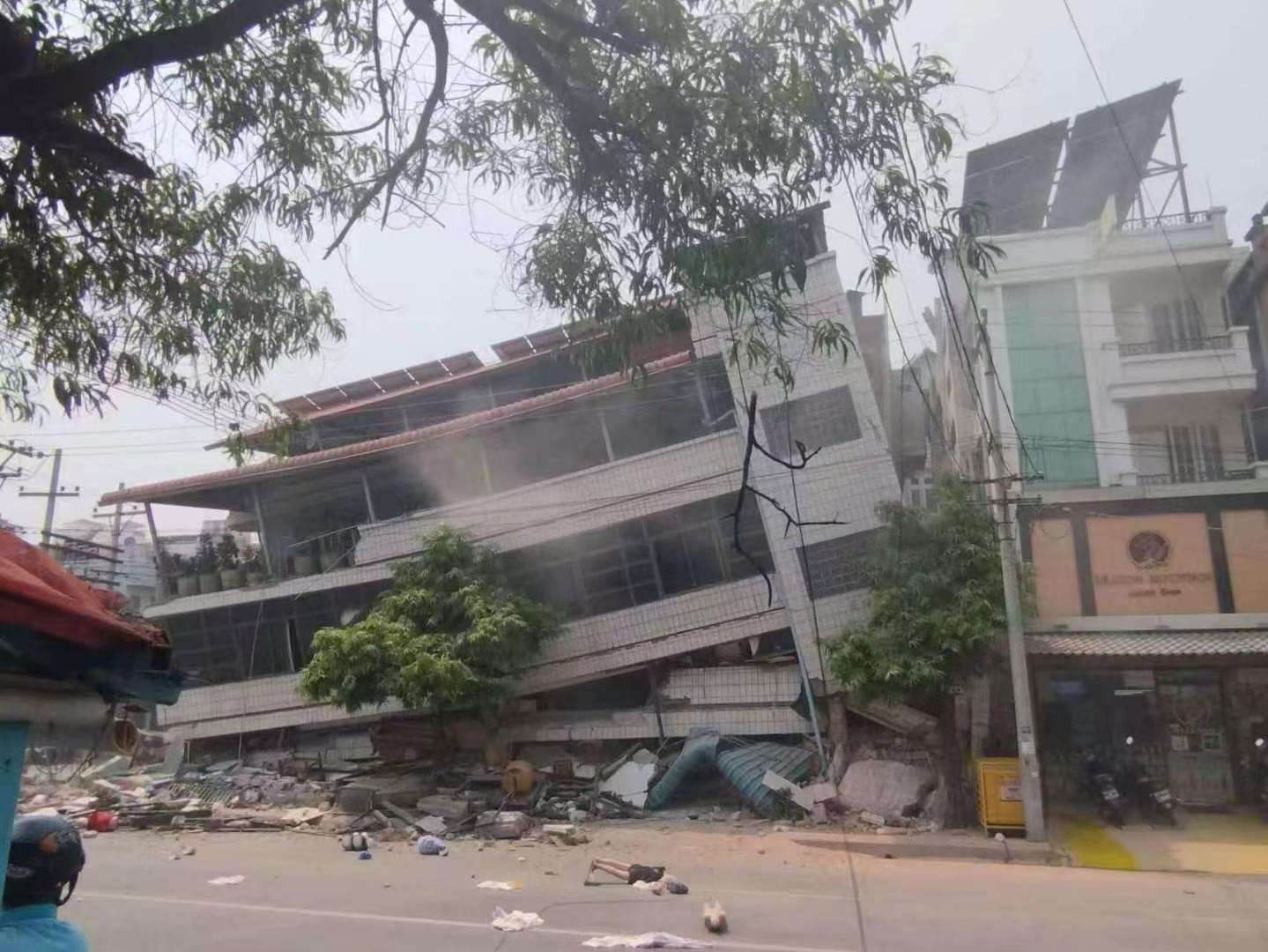 緬甸發生強震，造成許多建築物倒塌，整體傷亡人數還在持續攀升中。（讀者提供）
