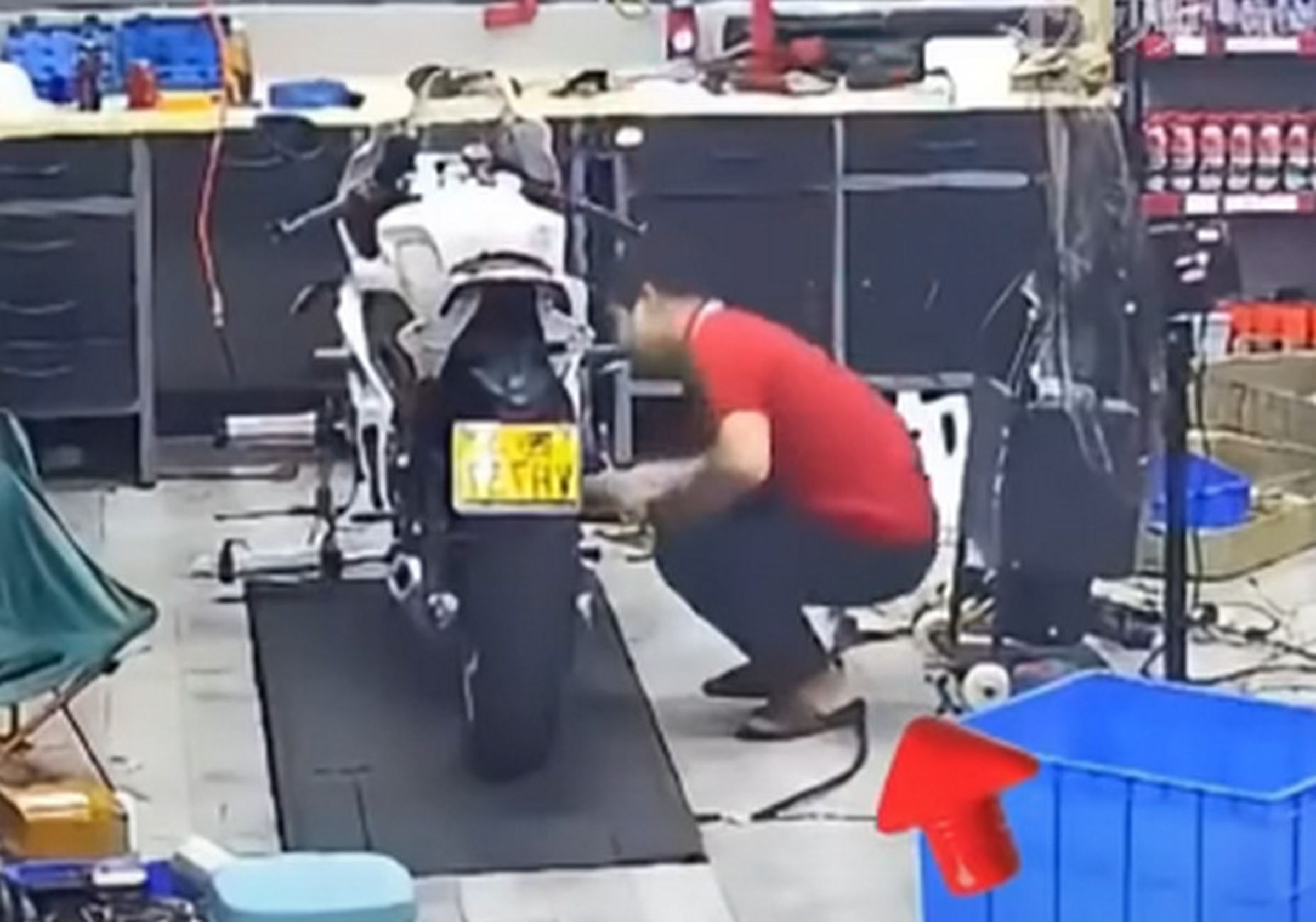中國一名機車行師傅在店內修車,蹲下時不小心被一支螺絲起子插入下體。(翻攝微博)