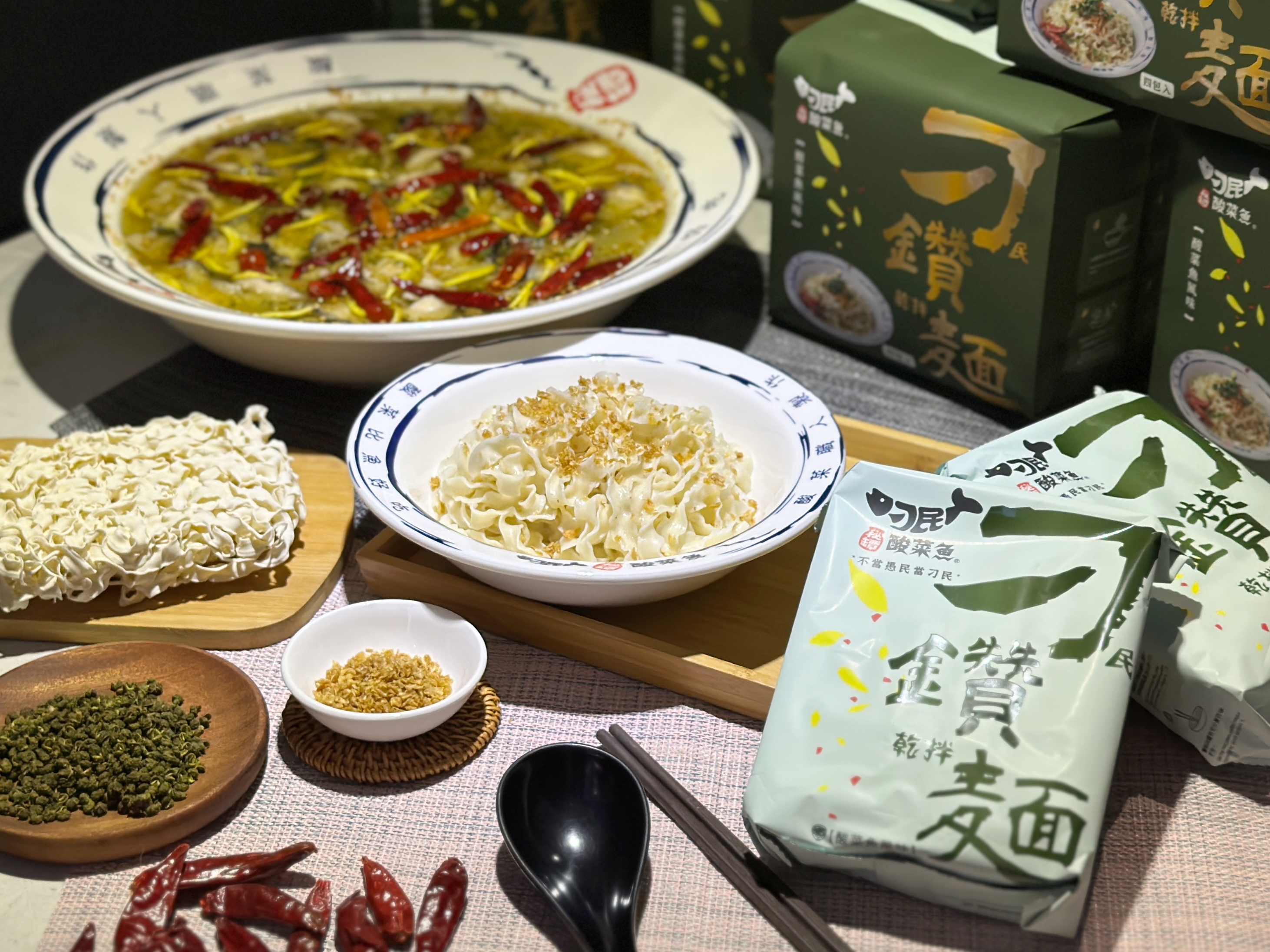 刁民鑽拌麵酸、香、鮮、麻精華都濃縮在醬包裡面。