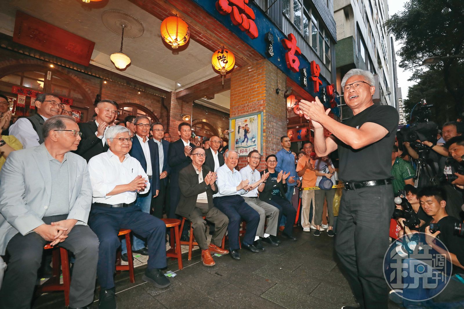 在輝達執行長黃仁勳（右）編織的AI大夢中，台積電、廣達、緯創、聯發科等台廠供應鏈，都將是其中重要的一員