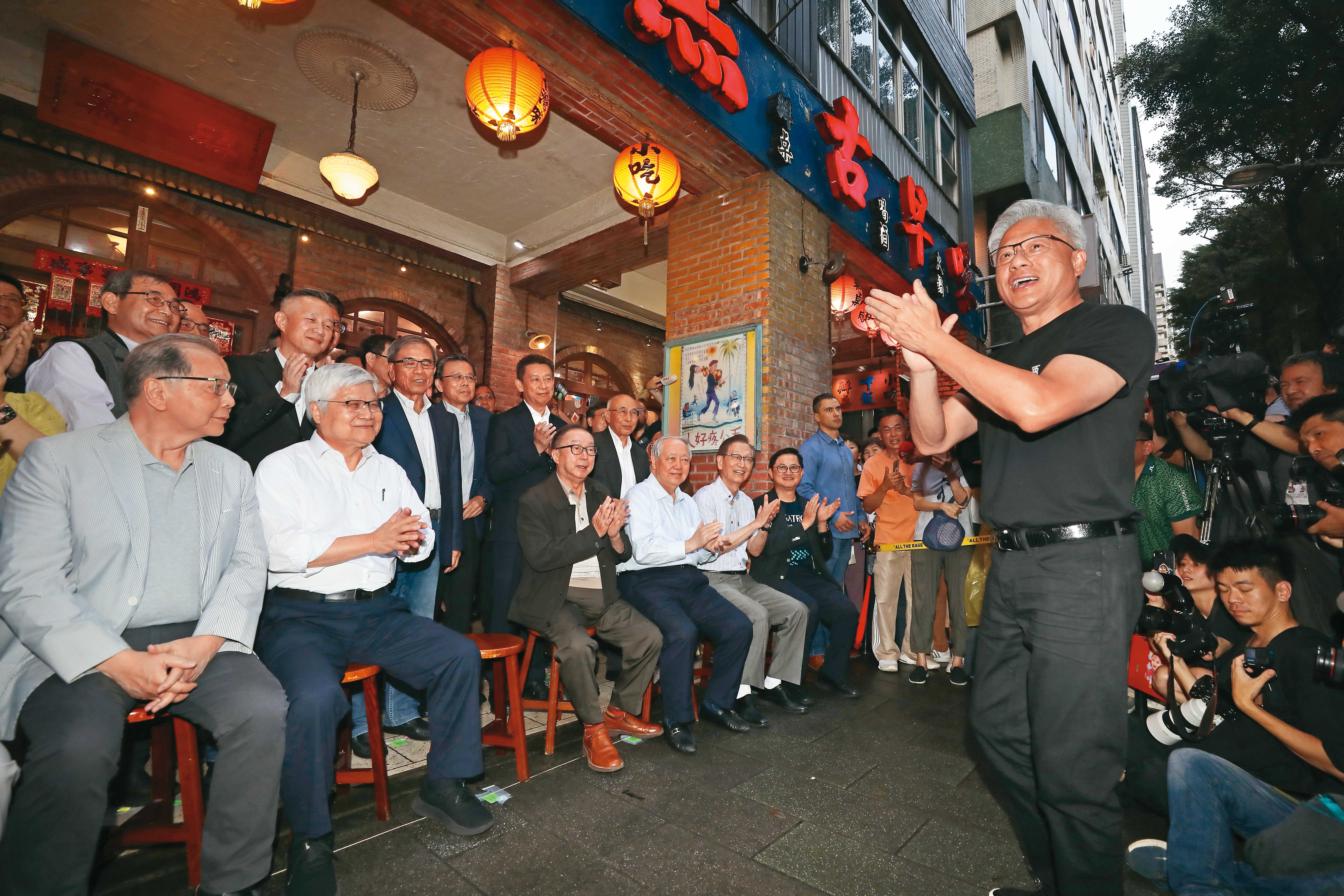 在輝達執行長黃仁勳（右）編織的AI大夢中，台積電、廣達、緯創、聯發科等台廠供應鏈，都將是其中重要的一員。