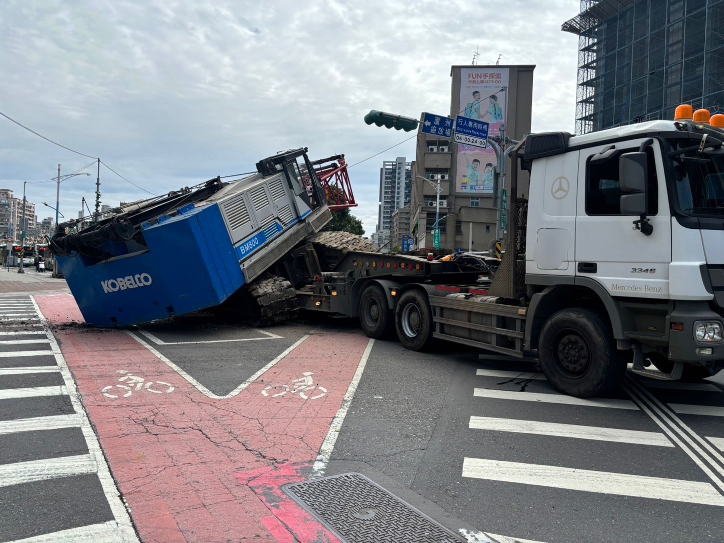 蘆洲1具吊車自聯結車上滑落,畫面驚險。(警方提供)