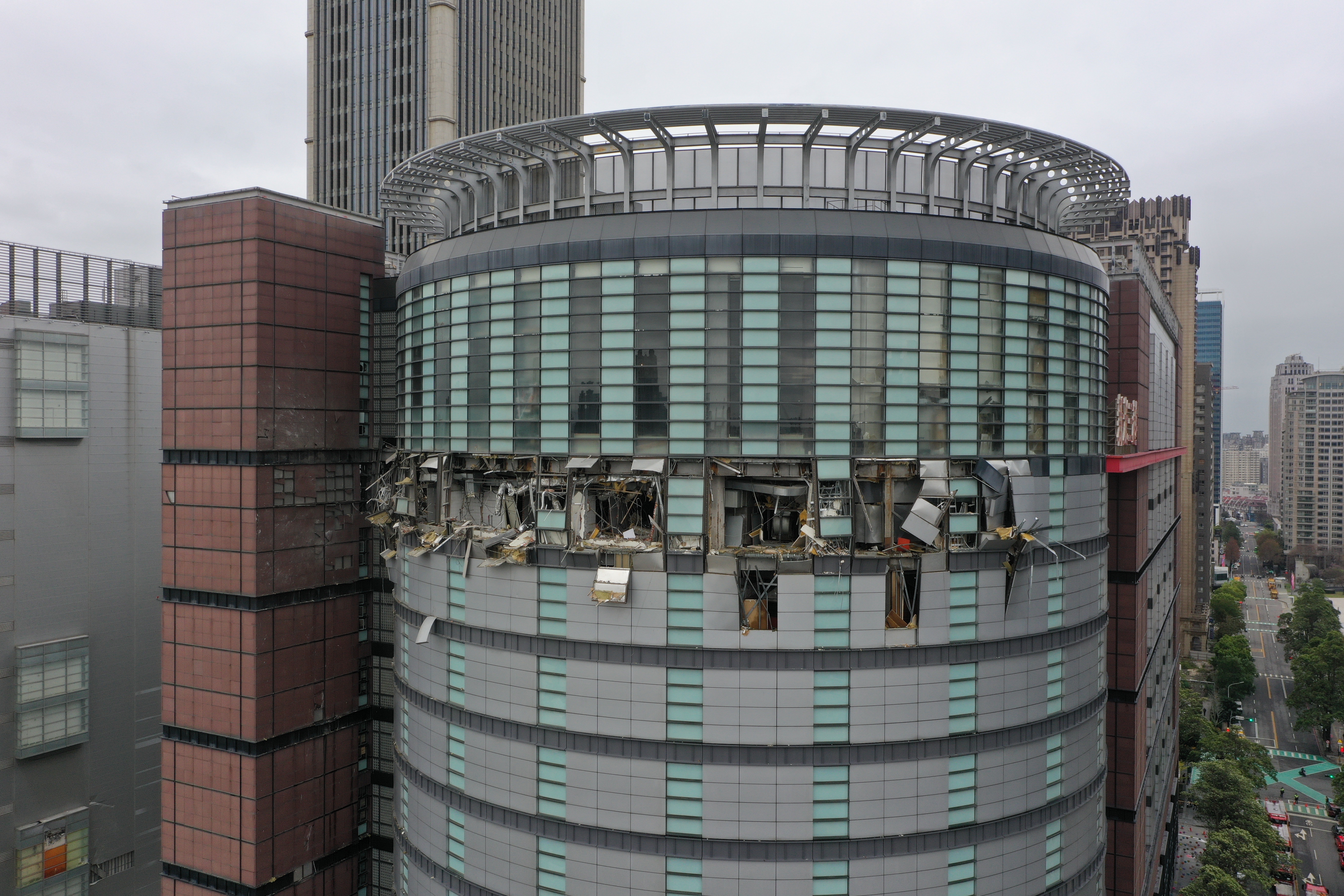 台中市新光三越百貨發生氣爆意外，事故初步原因疑似與12樓的裝潢工程有關，建築物內外都充滿因爆炸崩塌的殘骸。