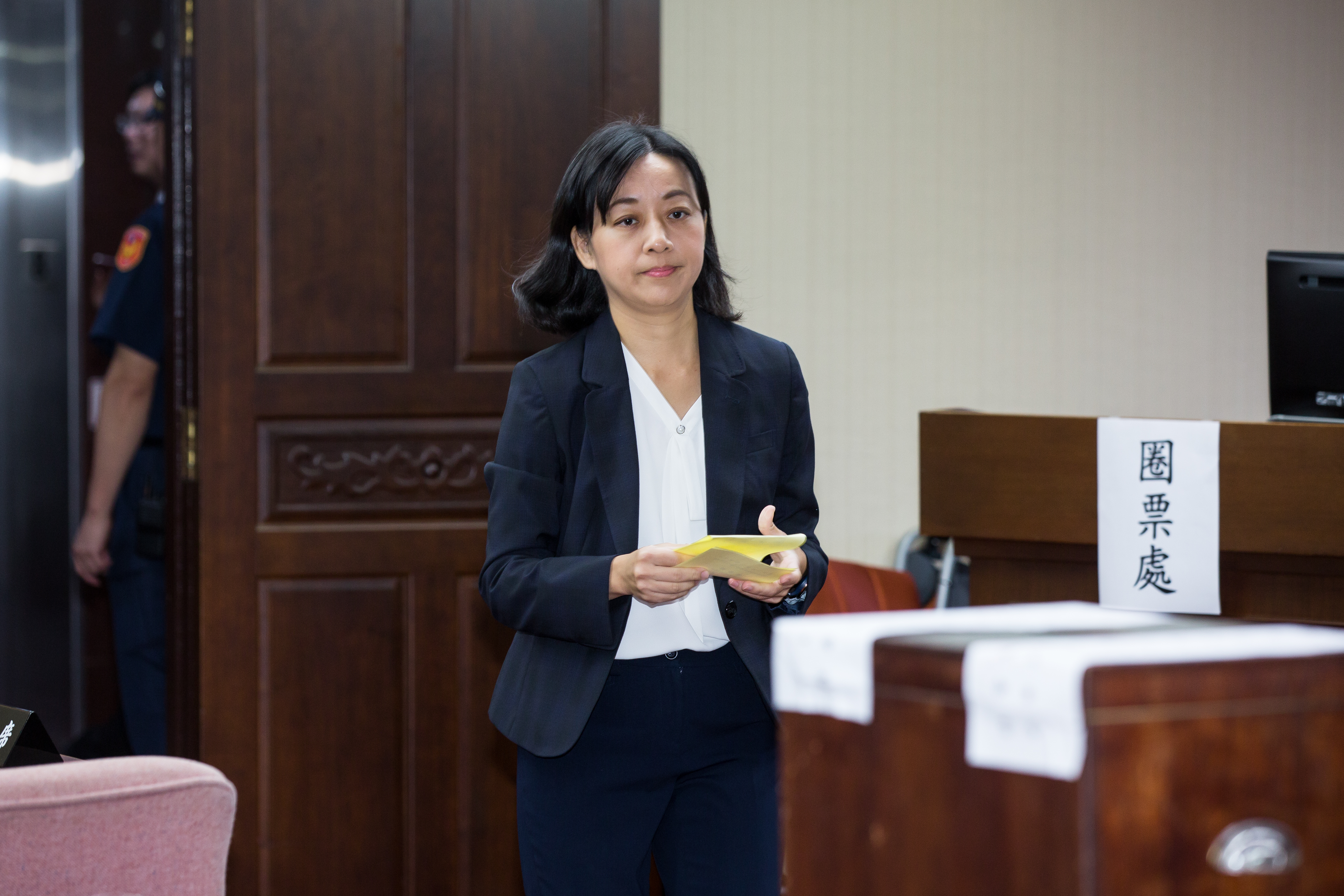 宣布參選新竹縣第二選區立委的時代力量黨主席王婉諭說明選立委要花多少錢。（本刊資料照）