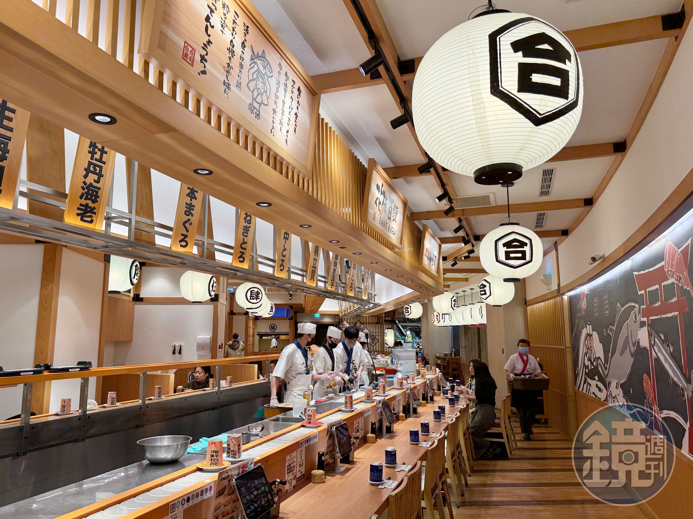 合點壽司堅持職人手握及現點現握,職人會依據不同食材、溫度與濕度調整捏製力道。