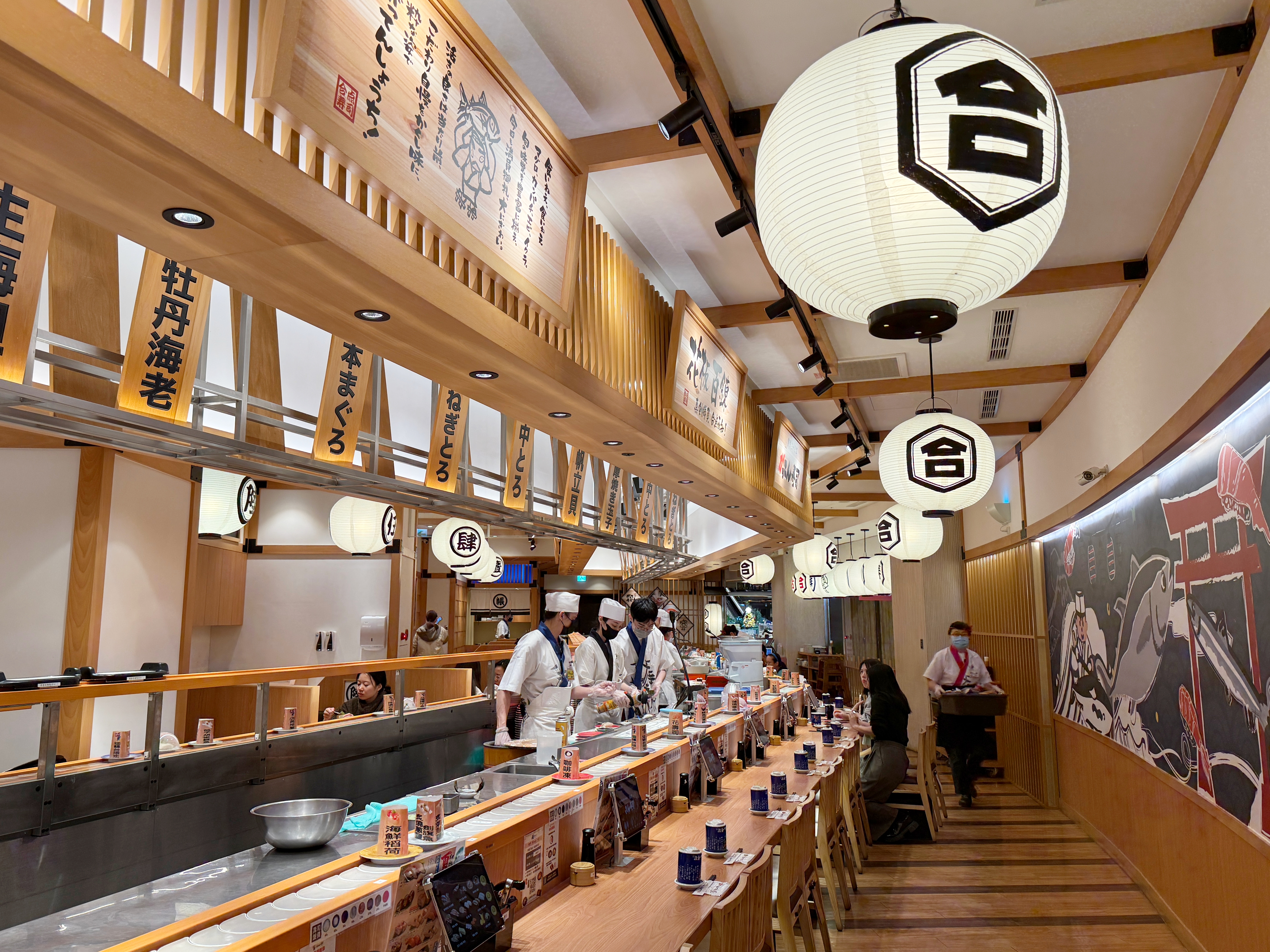 合點壽司堅持職人手握及現點現握，職人會依據不同食材、溫度與濕度調整捏製力道。