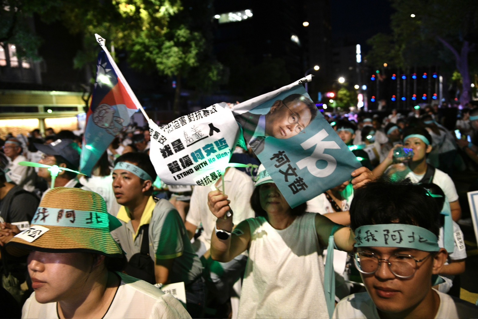 有上萬名來自各地的「小草」7日聚集在台北濟南路，抗議司法不公，要求釋放被收押的柯文哲。