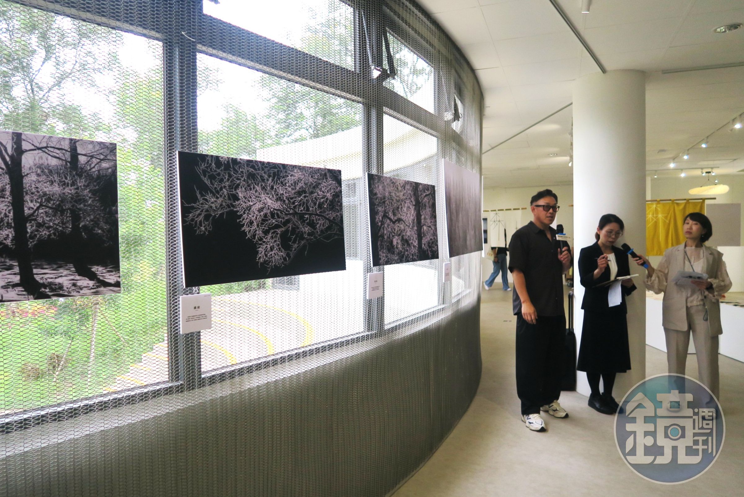 北海道寫真家野呂圭一(左三)也親自到南投為攝影展《銀色蕾絲舒展的清晨》揭幕。