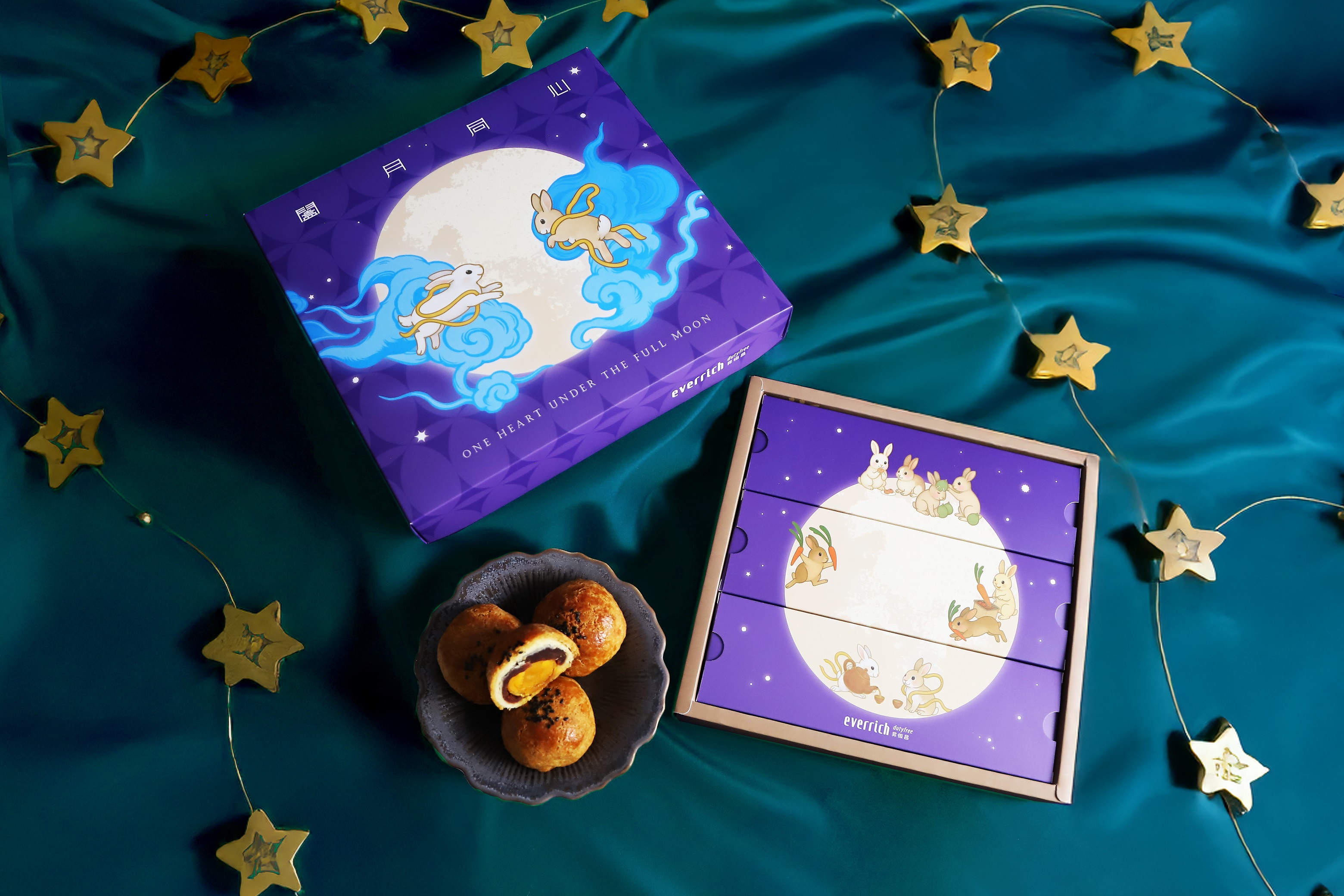 昇恆昌免稅商店限量推出的「闔月同心禮盒」菠蘿蛋黃酥（NT$950/盒），採嚴謹工序純手工匠製，展現對精緻品質的堅持。（昇恆昌免稅商店提供）