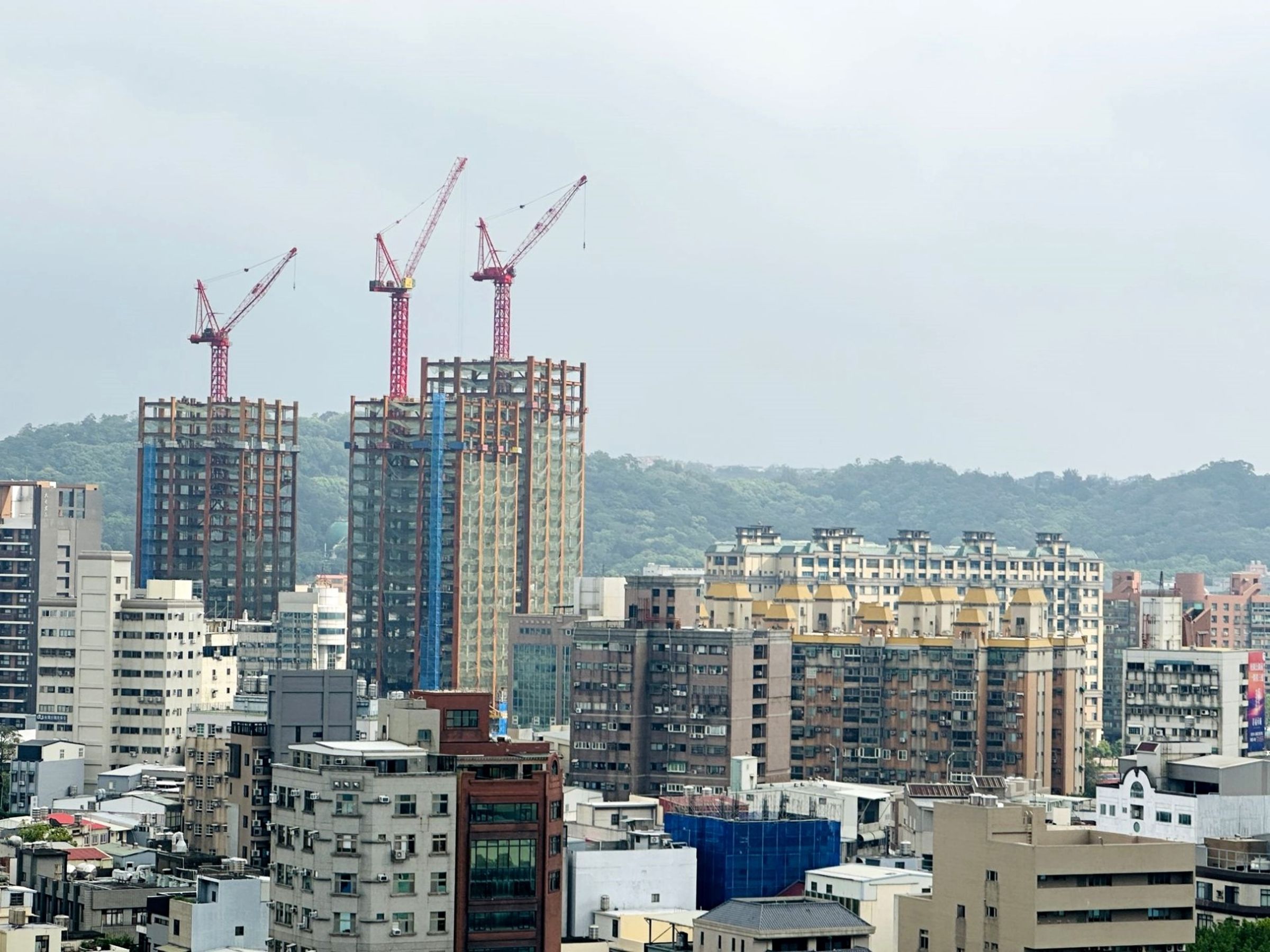 2025年新竹縣市預售屋交易量減幅最為劇烈，從6937件降至1227件，減幅高達82.3%。(房市示意圖)