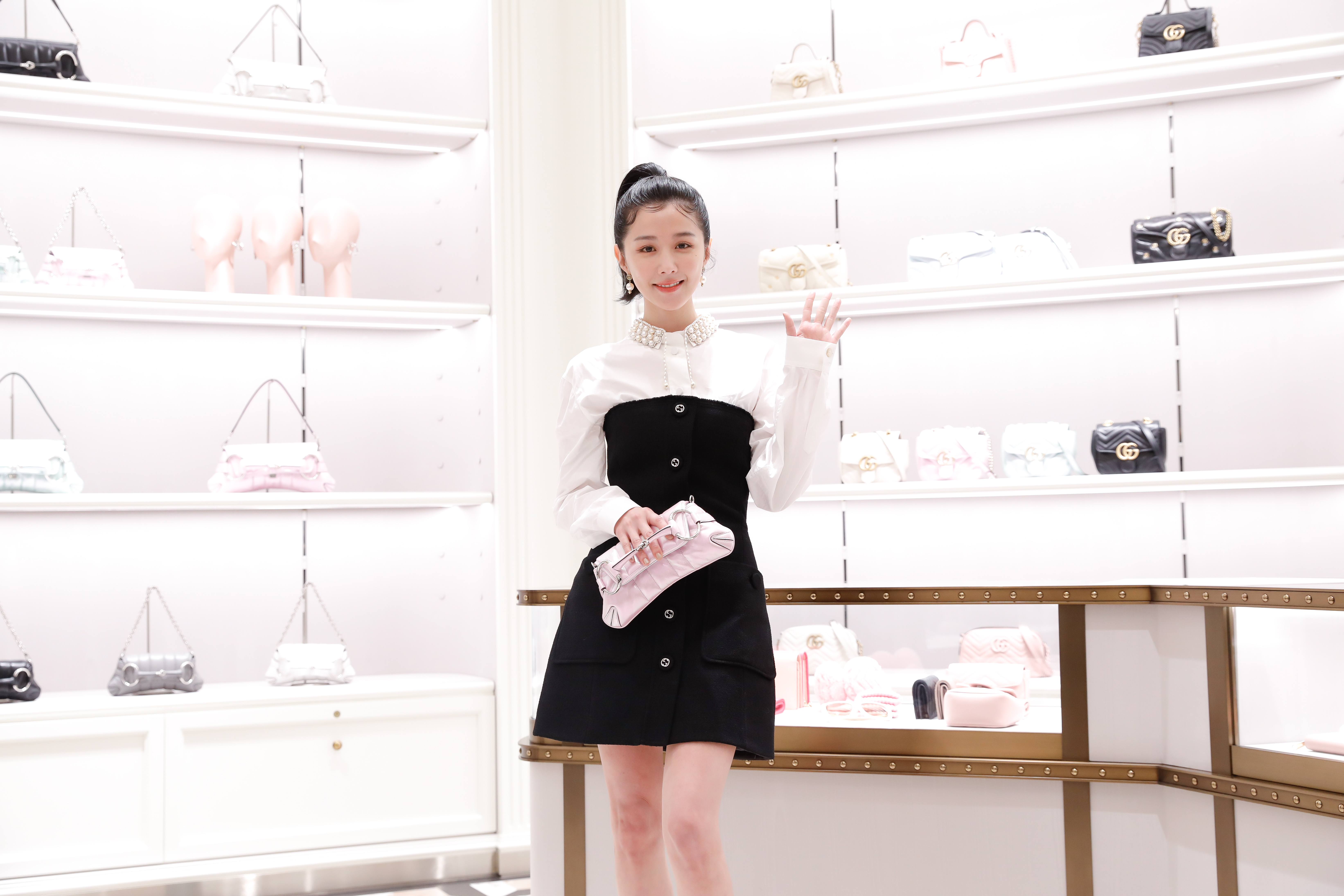 邵雨薇現身Gucci假日禮讚系列發表會，手拿Horsebit Chain粉色迷你炫彩包（NT$119,900）。