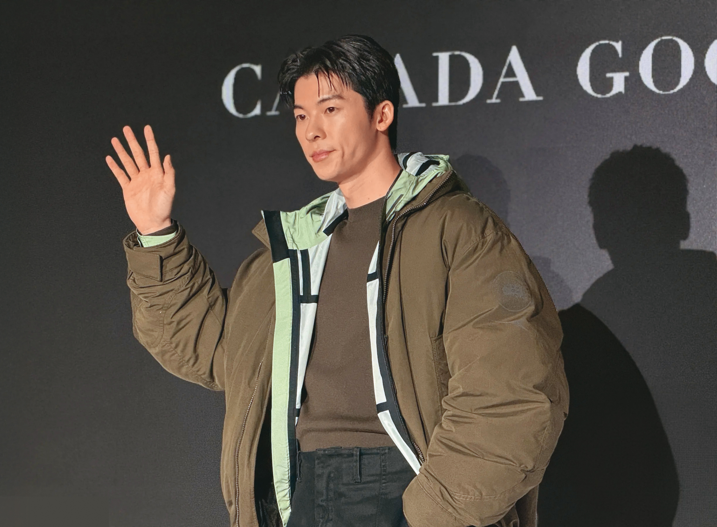 許光漢自曝超怕冷。來來來～快到小編懷裡取暖。（抱緊不放）