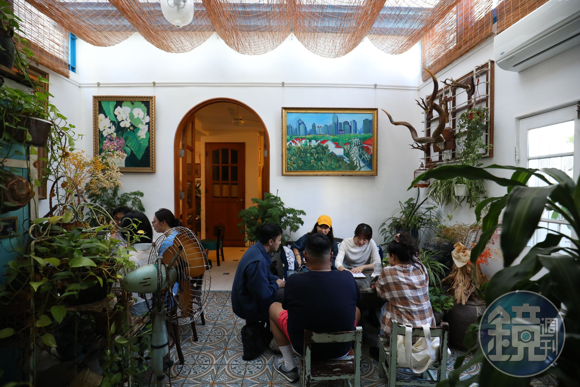 府城的午後陽光從天井洩落地面,內用空間就像一座溫室花園。