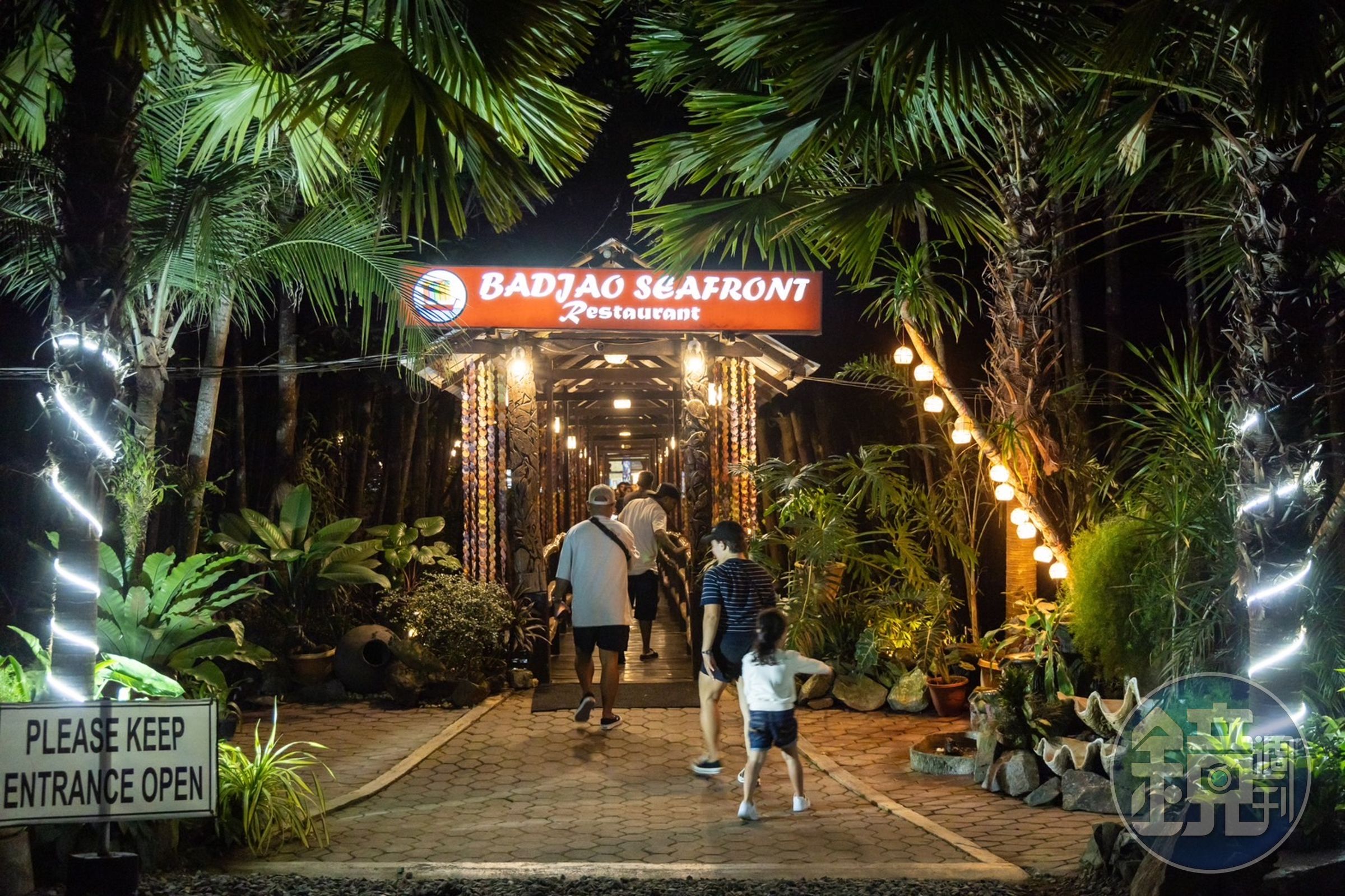 「Badjao Seafront Restaurant」是巴拉望知名的景觀餐廳,入口藏在一大片紅樹林中。
