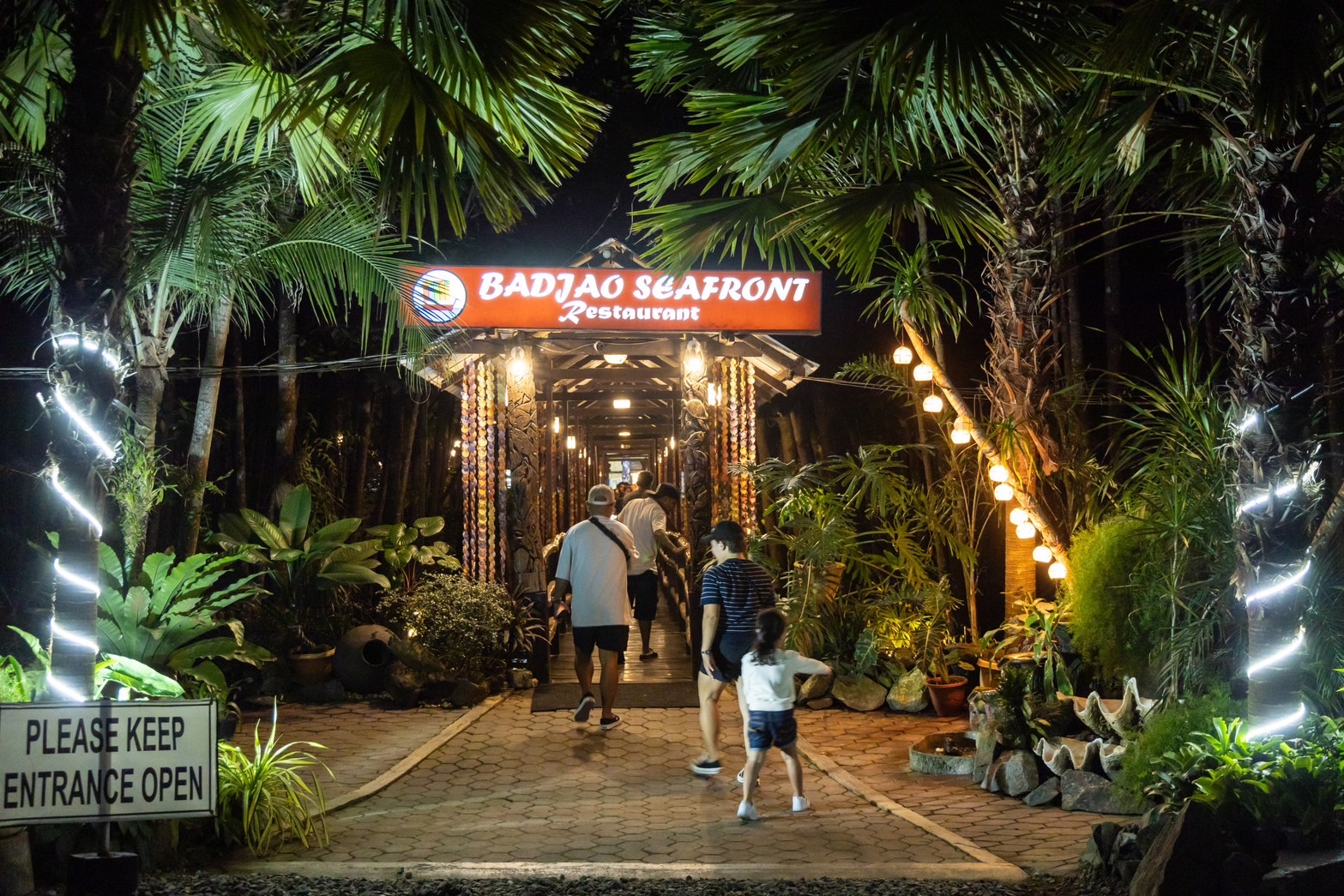 「Badjao Seafront Restaurant」是巴拉望知名的景觀餐廳，入口藏在一大片紅樹林中。